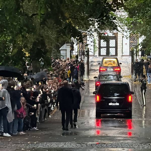 Der Sarg mit Norwegens König Harald V. wird in einem Trauerzug von der Kapelle des Nationalkrankenhauses durch Oslo zum Königspalast gefahren.