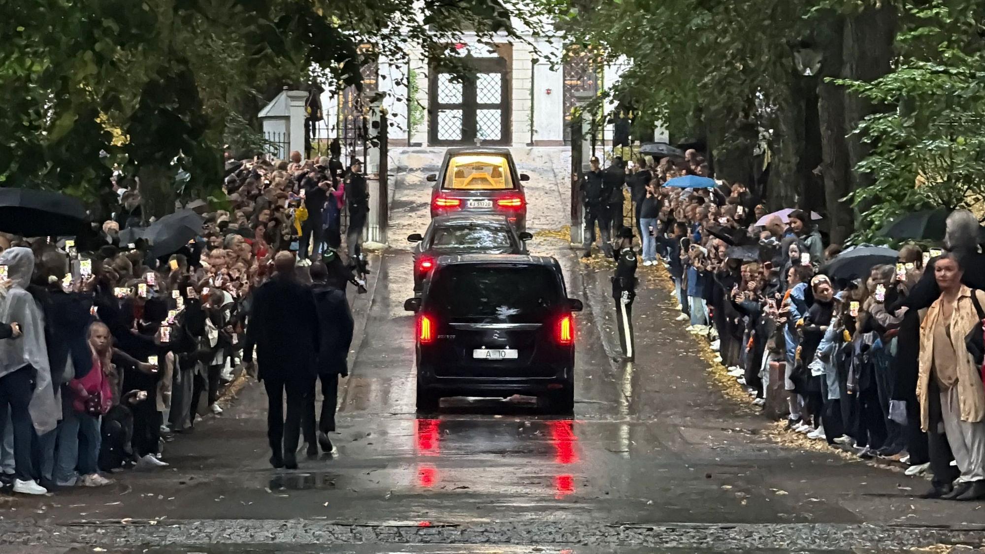 Der Sarg mit Norwegens König Harald V. wird in einem Trauerzug von der Kapelle des Nationalkrankenhauses durch Oslo zum Königspalast gefahren.