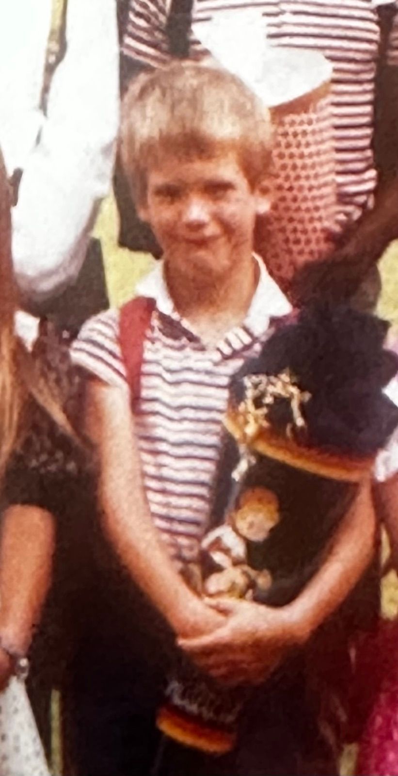Das Foto zeigt Dirk Breuer mit Schultüte an seinem ersten Schultag in Hermülheim.