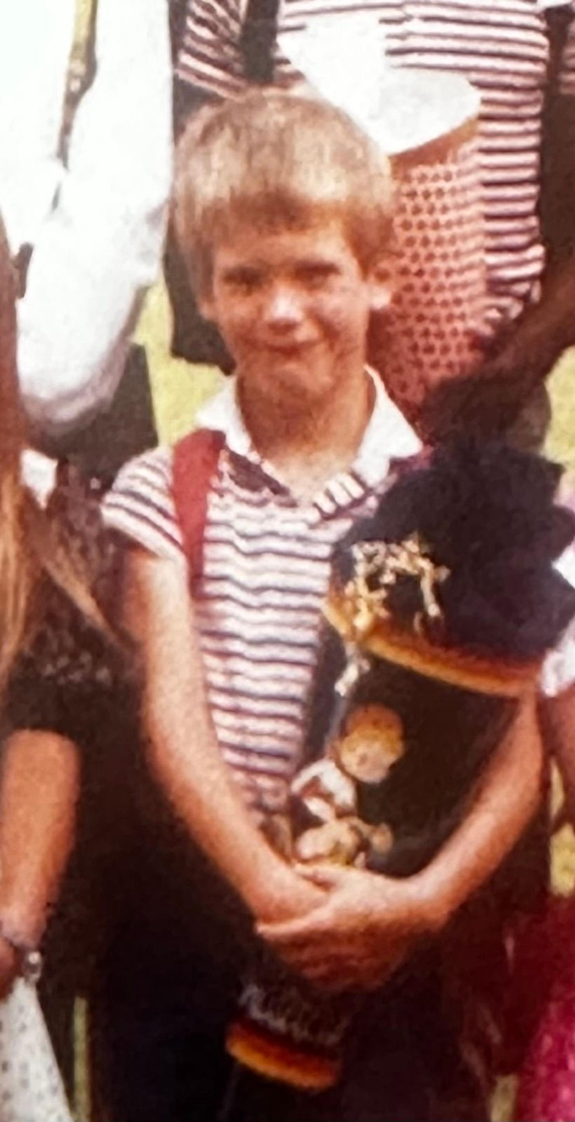 Das Foto zeigt Dirk Breuer mit Schultüte an seinem ersten Schultag in Hermülheim.