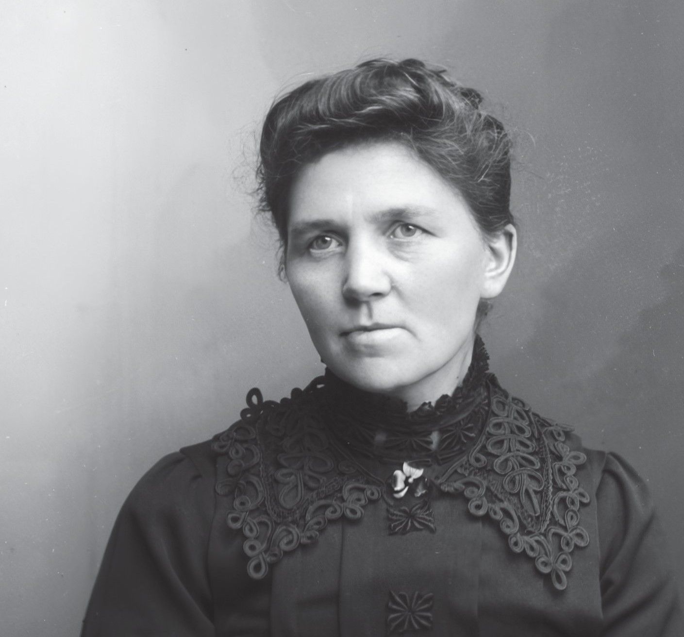 Das Schwarz-Weiß-Foto zeigr das Portrait einer Frau.