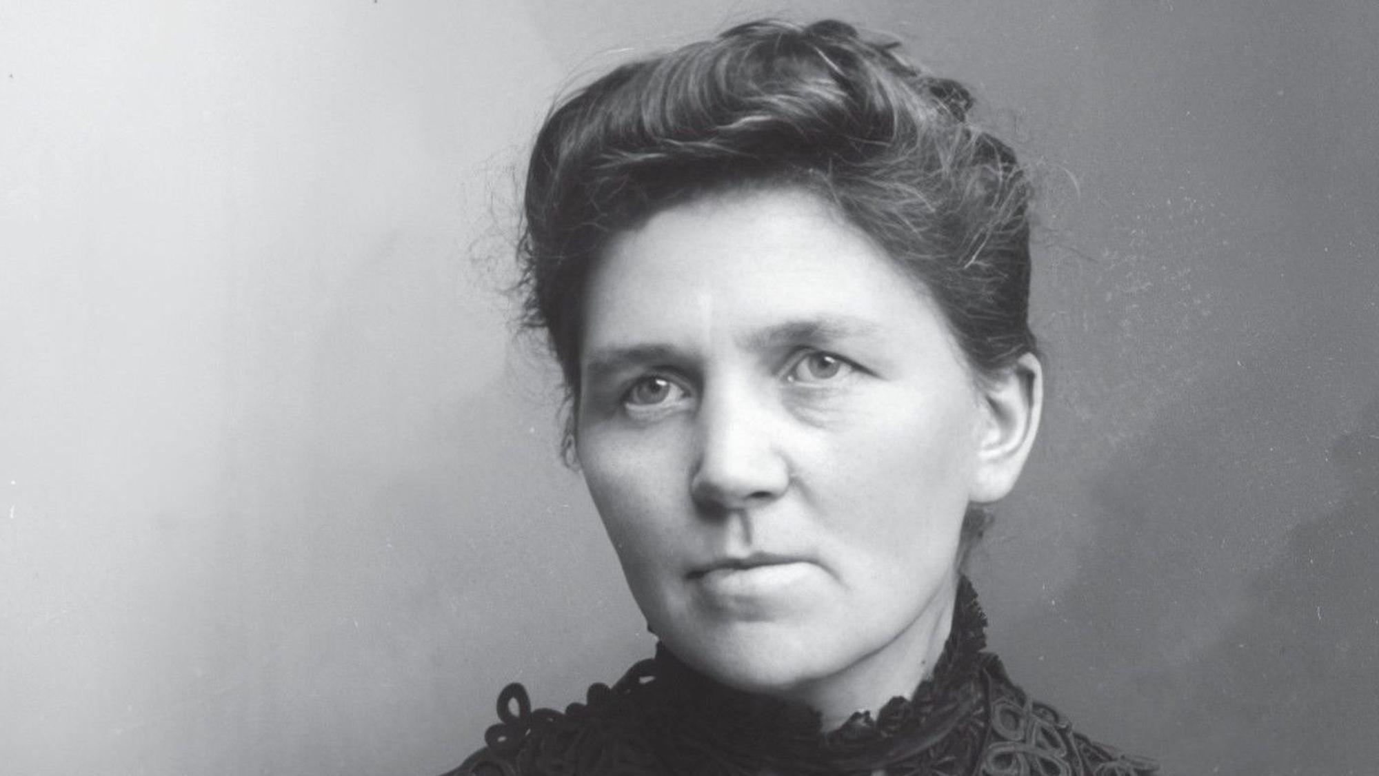 Das Schwarz-Weiß-Foto zeigr das Portrait einer Frau.