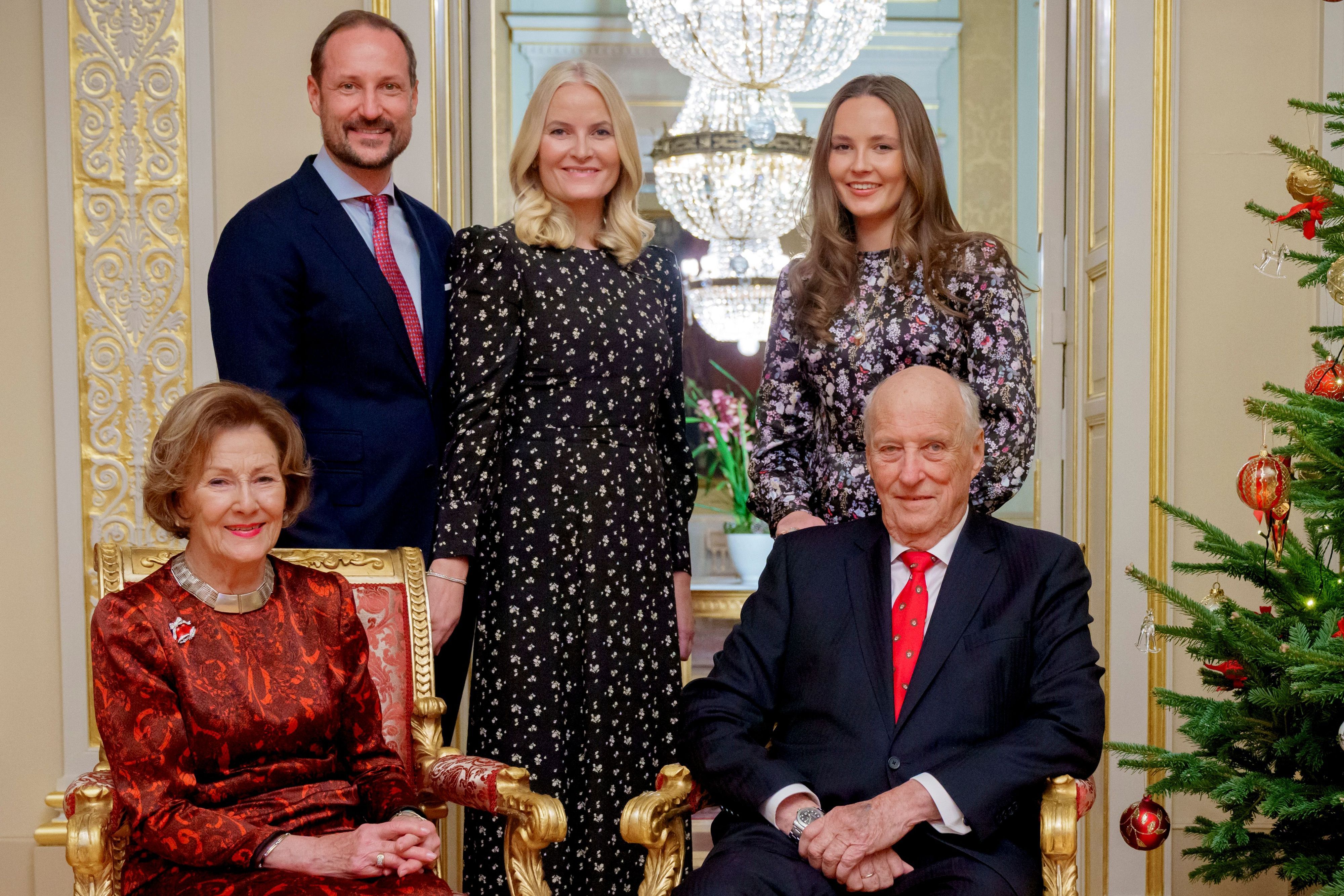 ARCHIV - 19.12.2024, Norwegen, Oslo: Der norwegische König Harald (r) und Königin Sonja (l) zusammen mit Kronprinz Haakon, Prinzessin Ingrid Alexandra (hinten r) und Kronprinzessin Mette-Marit im Roten Salon des Palastes in Oslo während des Weihnachtsfotoshootings. (zu dpa: «König Harald - Ein warmherziger Monarch ohne Allüren») Foto: Stian Lysberg Solum/NTB/dpa +++ dpa-Bildfunk +++
