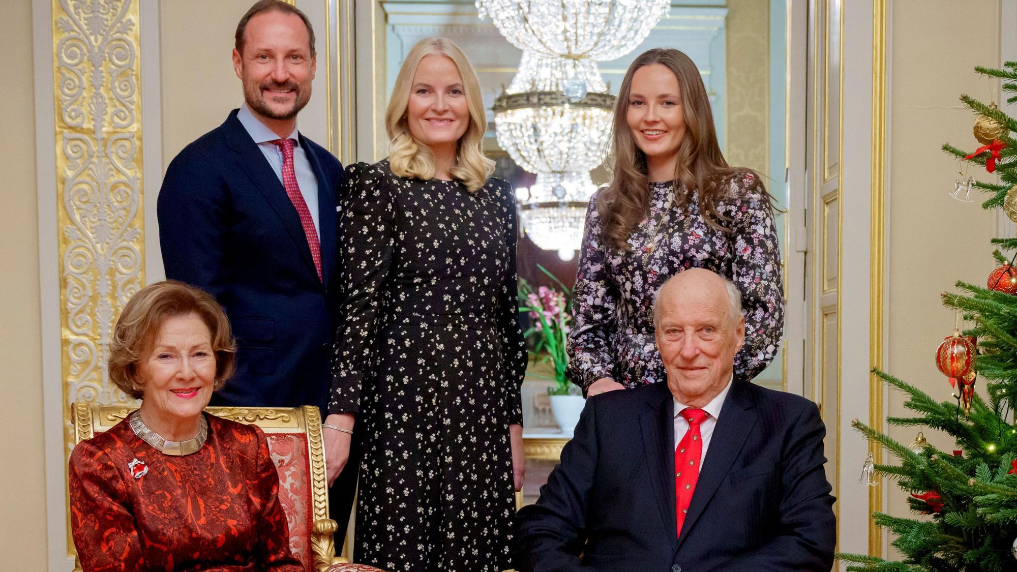 Der norwegische König Harald (r) und Königin Sonja (l) zusammen mit Kronprinz Haakon, Prinzessin Ingrid Alexandra (hinten r) und Kronprinzessin Mette-Marit im Roten Salon des Palastes in Oslo während des Weihnachtsfotoshootings.