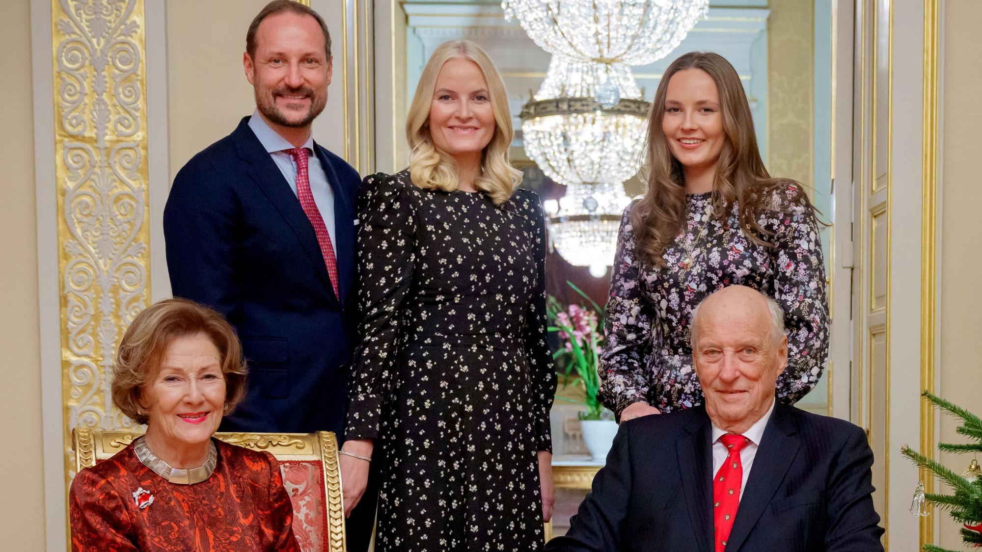 ARCHIV - 19.12.2024, Norwegen, Oslo: Der norwegische König Harald (r) und Königin Sonja (l) zusammen mit Kronprinz Haakon, Prinzessin Ingrid Alexandra (hinten r) und Kronprinzessin Mette-Marit im Roten Salon des Palastes in Oslo während des Weihnachtsfotoshootings. (zu dpa: «König Harald - Ein warmherziger Monarch ohne Allüren») Foto: Stian Lysberg Solum/NTB/dpa +++ dpa-Bildfunk +++