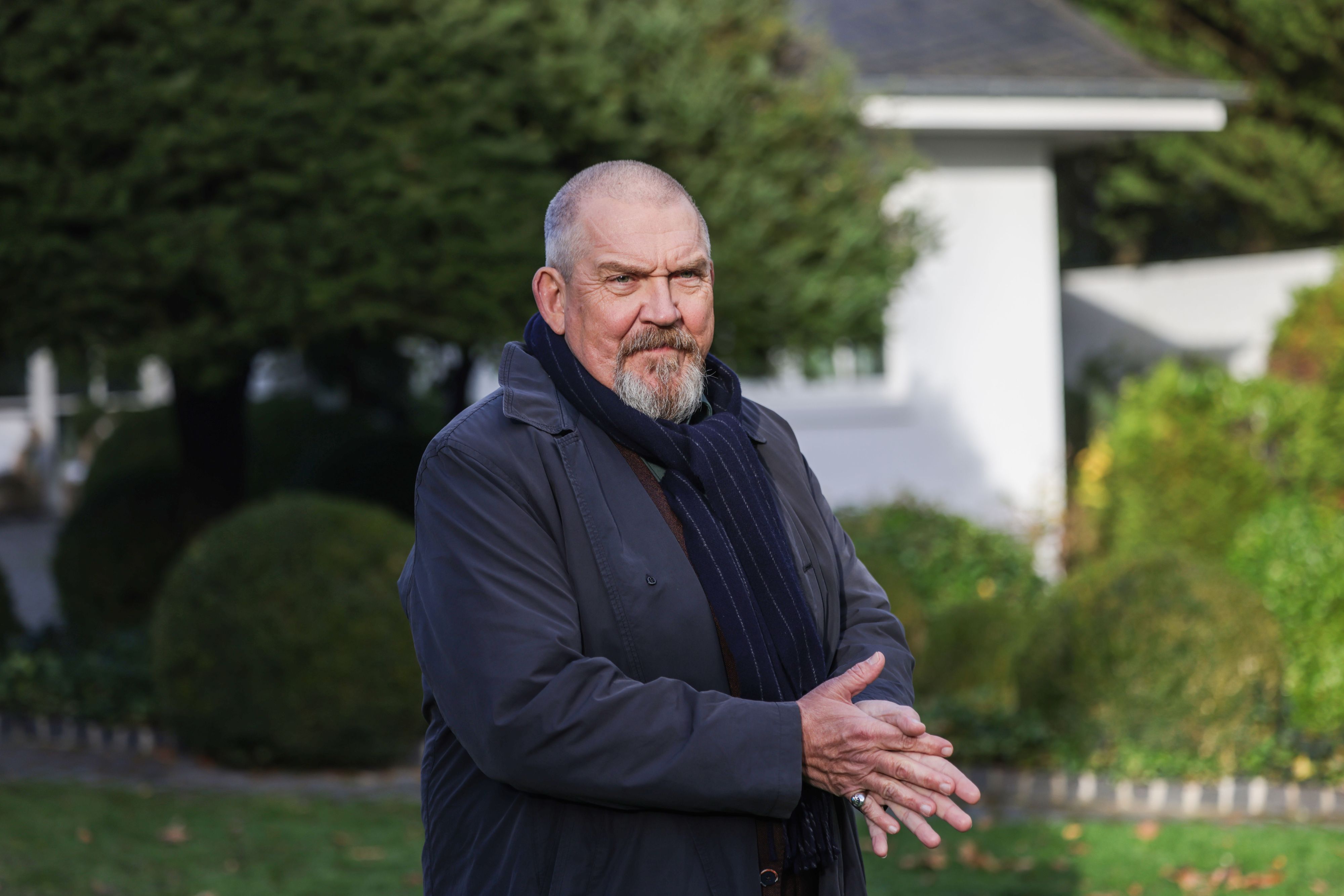 Der Schauspieler Dietmar Bär (als Freddy Schenk) steht am Drehort im Garten einer Kölner Villa. (Archivbild)
