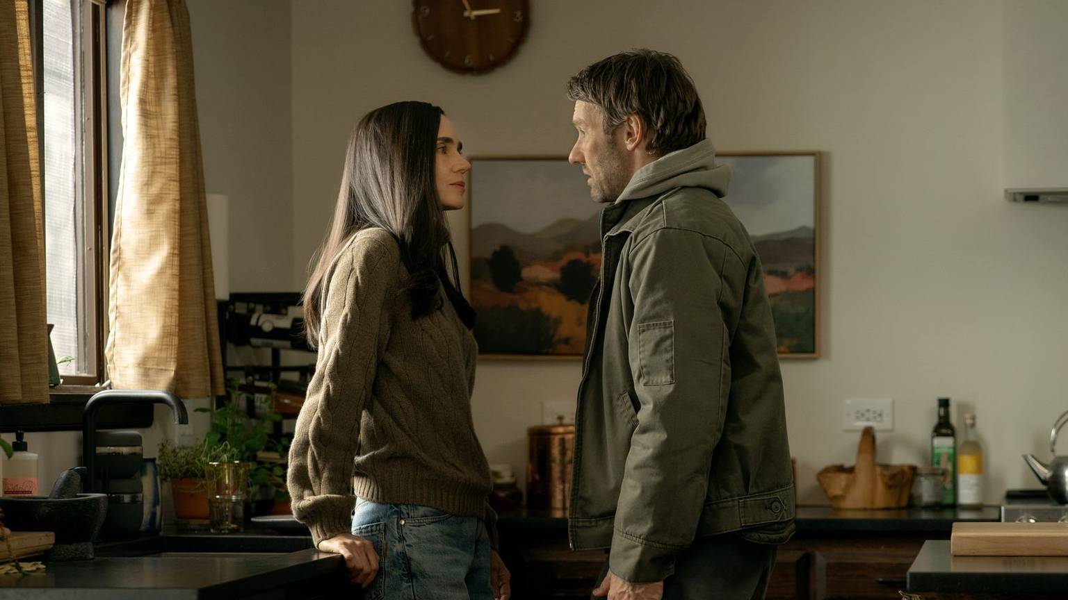Zunehmend paranoid: Manchmal weiß Daniela (Jennifer Connelly) nicht, ob sie der richtigen Version von Jason (Joel Edgerton) gegenübersteht. (Bild: Apple TV / Sandy Morris)