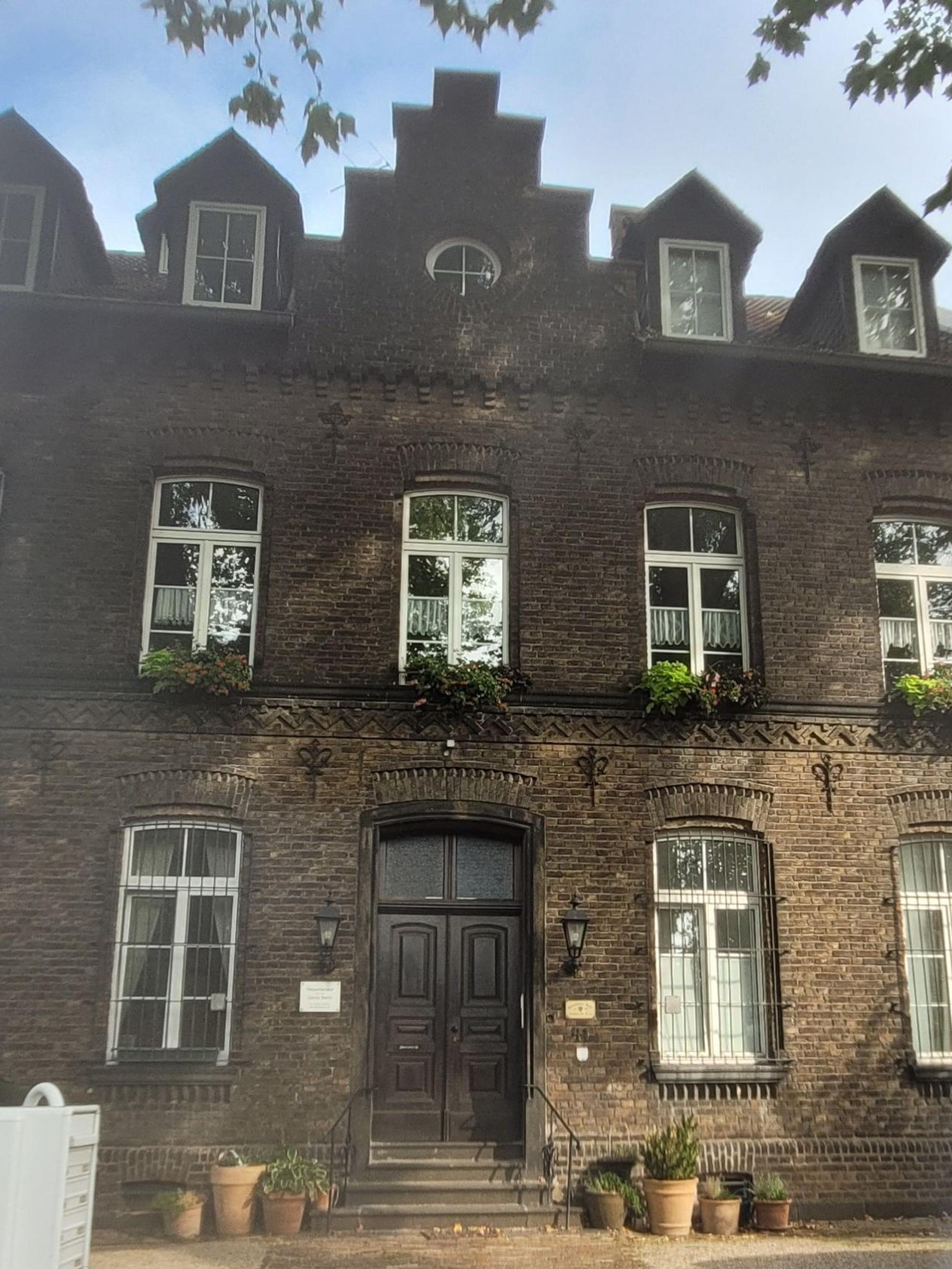 Ein Backsteingebäude.