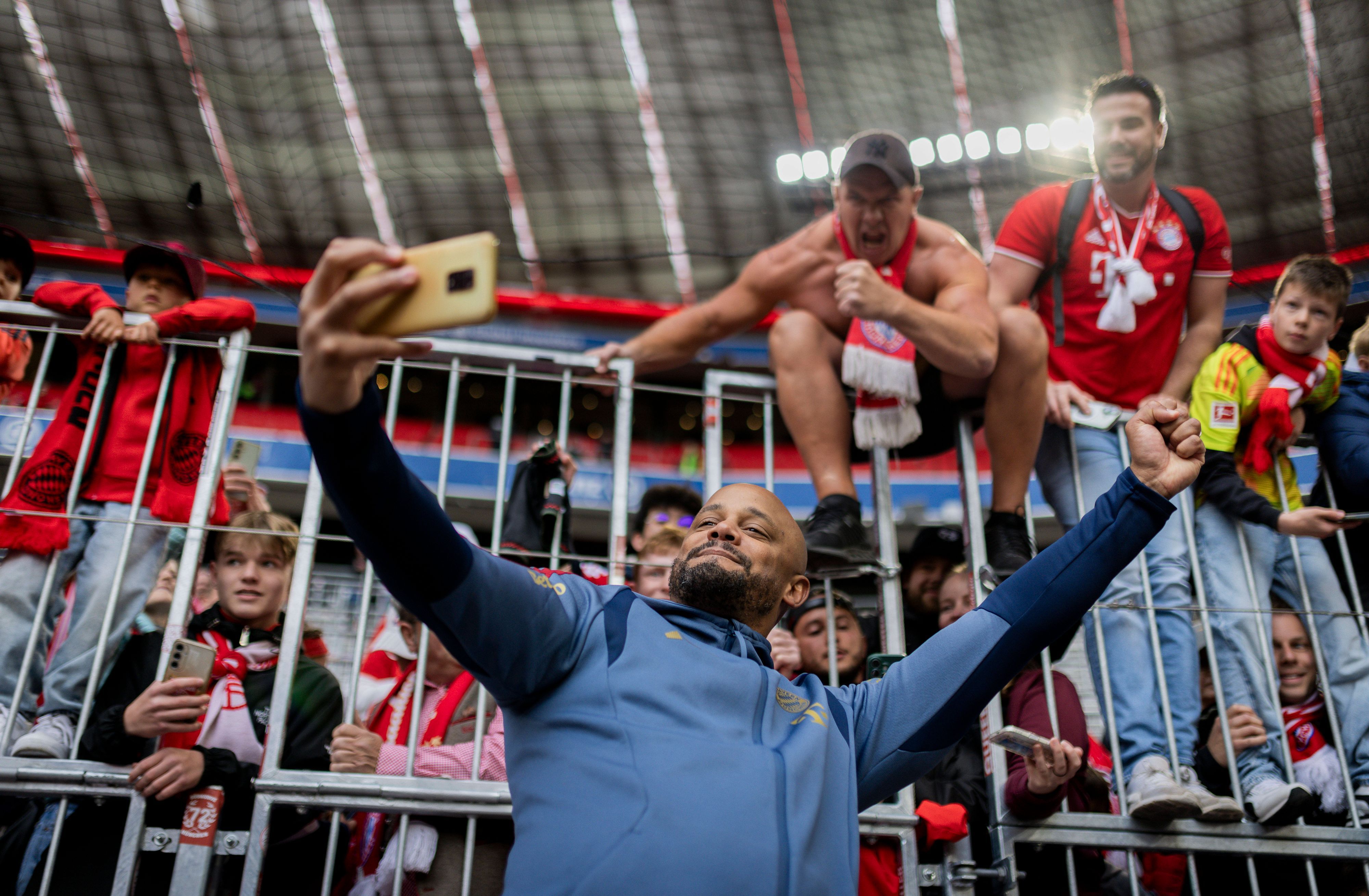 Munich, Germany. 16th Mai 2026.. Trainer Vincent Kompany FCB macht Foto mit Fans FC Bayern München - 1. FC Köln 16.05.2026 *** Munich, Germany May 16th 2026 Coach Vincent Kompany FCB takes photo with fans FC Bayern Munich 1 FC Cologne 16 05 2026