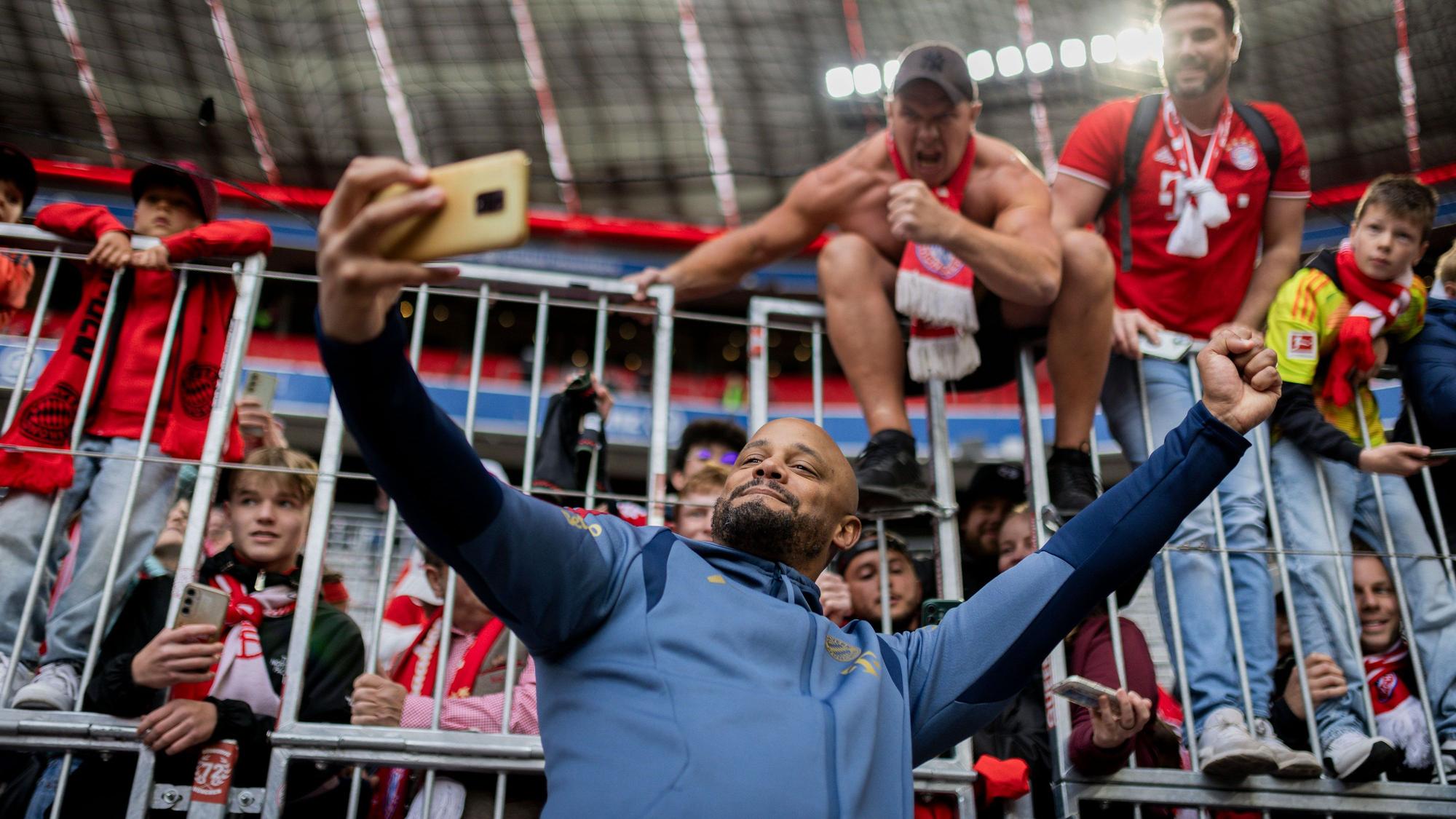 Munich, Germany. 16th Mai 2026.. Trainer Vincent Kompany FCB macht Foto mit Fans FC Bayern München - 1. FC Köln 16.05.2026 *** Munich, Germany May 16th 2026 Coach Vincent Kompany FCB takes photo with fans FC Bayern Munich 1 FC Cologne 16 05 2026