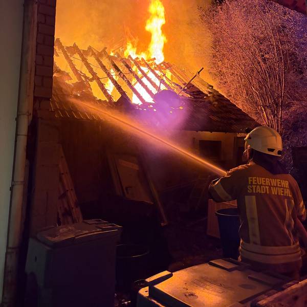 Eine brennende Garage.