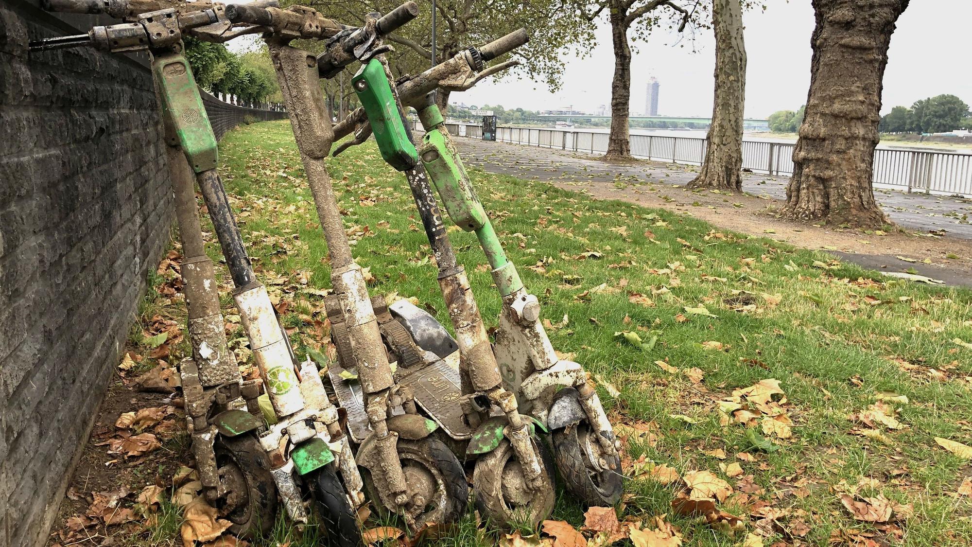 E-Scooter, die offenbar aus dem Rhein geholt wurden, stehen am Konrad-Adenauer-Ufer.