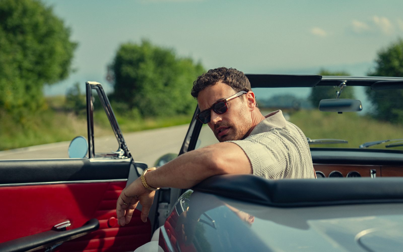 In Staffel eins wollte Eddie (Theo James), der neue Herzog von Halstead, noch unbedingt sämtliche Verbindungen zu kriminellen Organisationen lösen, ehe er sich am Ende ganz für eine Karriere im Drogengeschäft entschied. (Bild: Matt Towers/Netflix)
