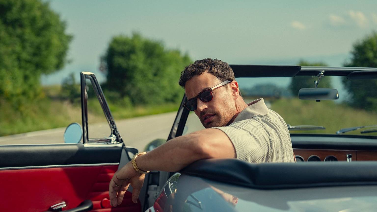 In Staffel eins wollte Eddie (Theo James), der neue Herzog von Halstead, noch unbedingt sämtliche Verbindungen zu kriminellen Organisationen lösen, ehe er sich am Ende ganz für eine Karriere im Drogengeschäft entschied. (Bild: Matt Towers/Netflix)