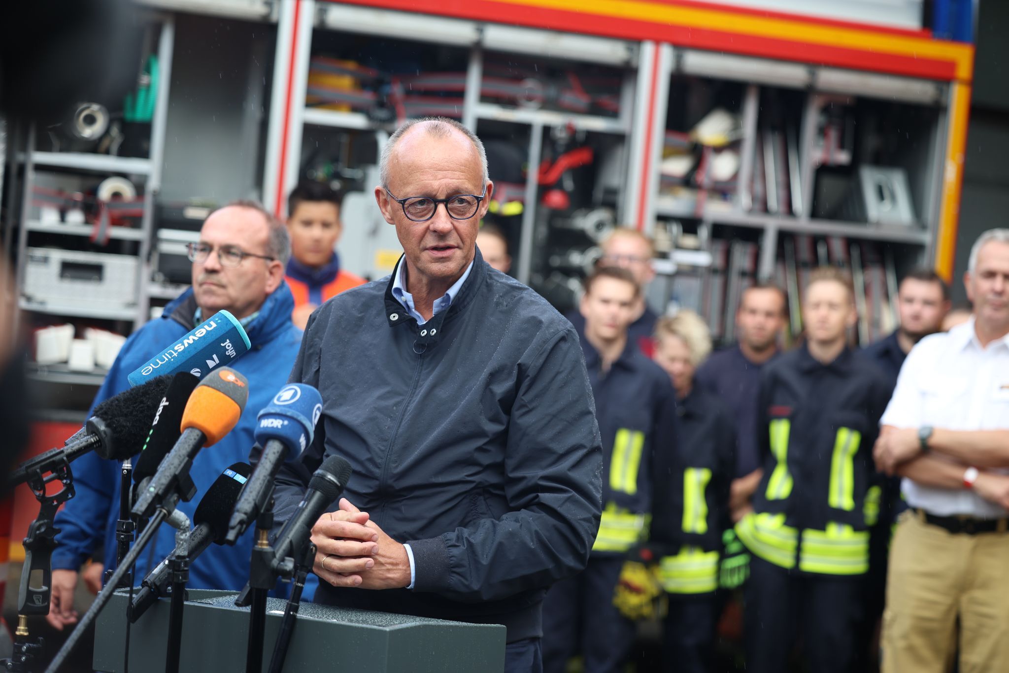 Bundeskanzler Merz besucht Waldbrandgebiet in Hürtgenwald