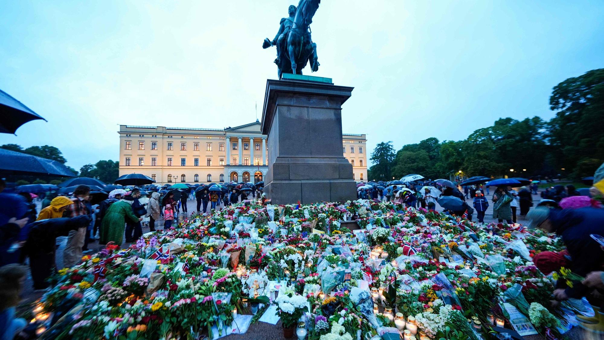Blumen und Kerzen liegen im Gedenken an Harald V. vor dem Palast in Oslo.