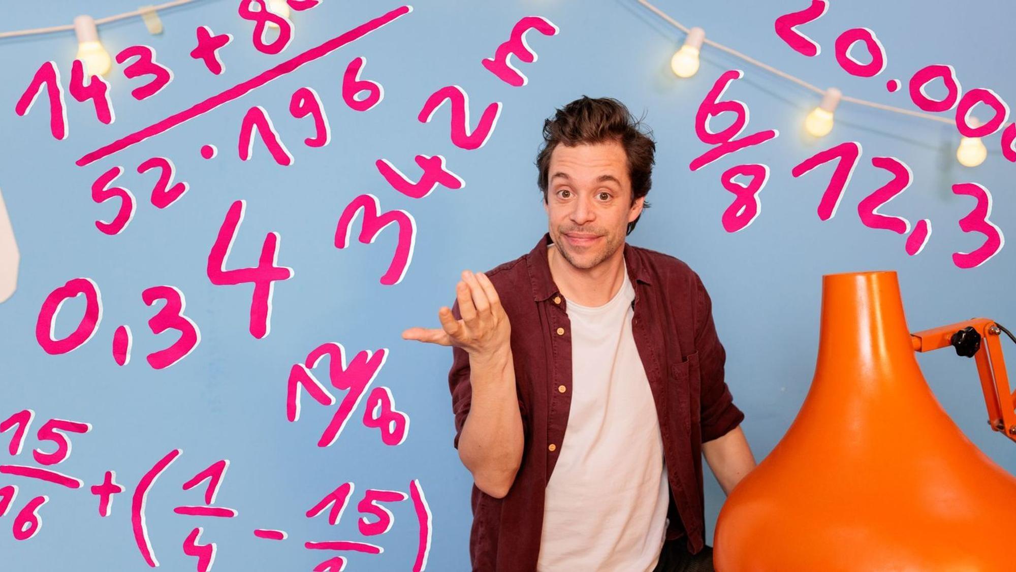Als „Checker Tobi“ aus der gleichnamigen KiKA-Kinderwissensserie erforscht Tobi Krell seit 2013 wechselnde Themen. (Bild: BR/megaherz gmbh/Hans-Florian Hopfner)
