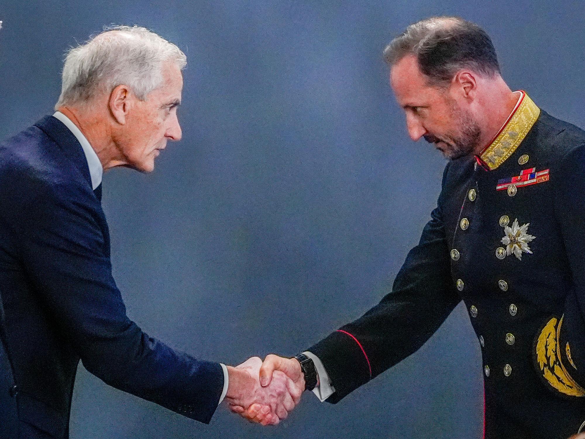 Norwegens Ministerpräsident Jonas Gahr Støre begrüßt den neuen König (r). Der neue König trägt den Namen König Haakon VIII. Der norwegische König Harald V. ist im Alter von 89 Jahren gestorben.