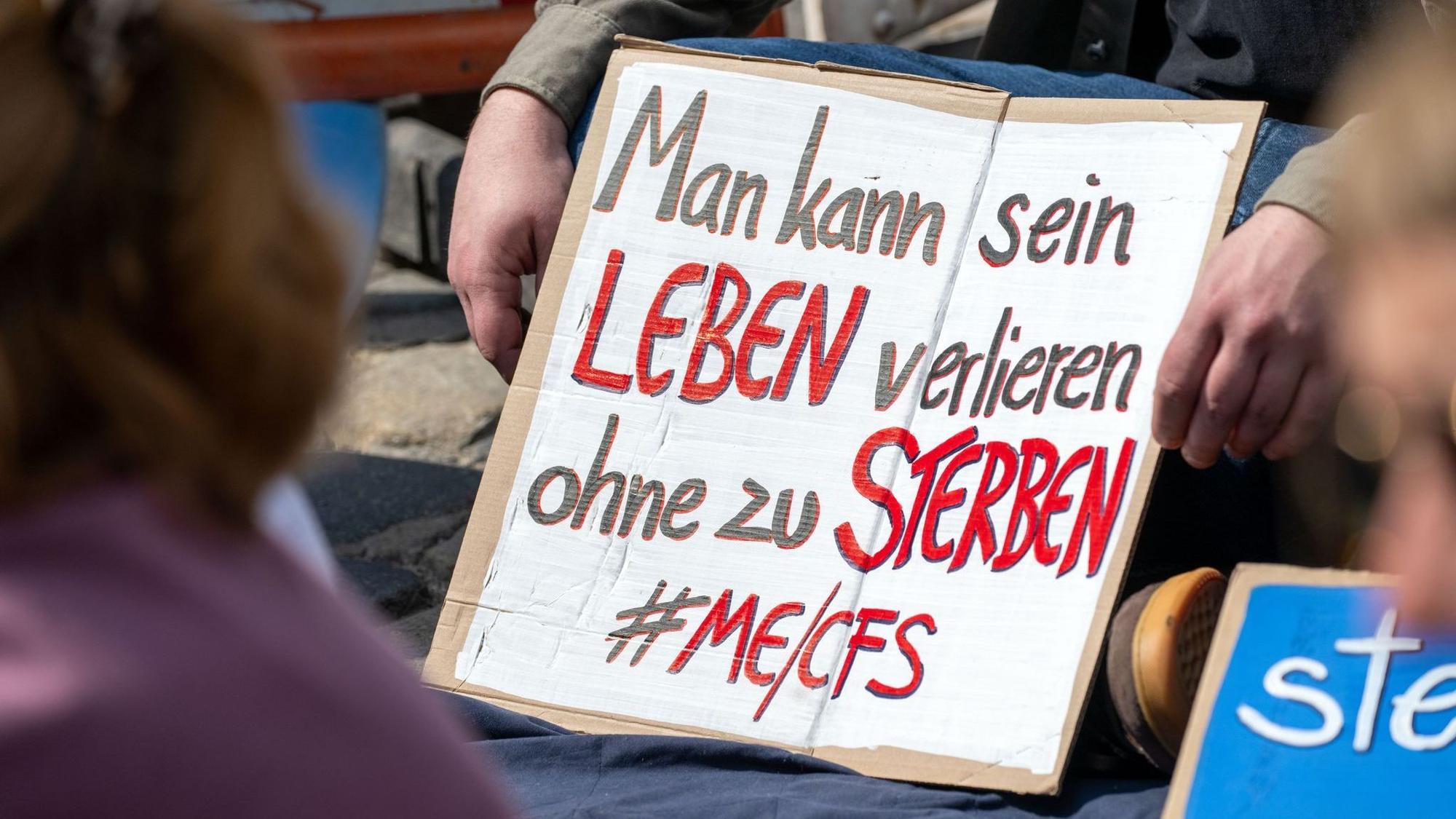 „Liegend-Demos“ zum „International ME/CFS Awareness Day“