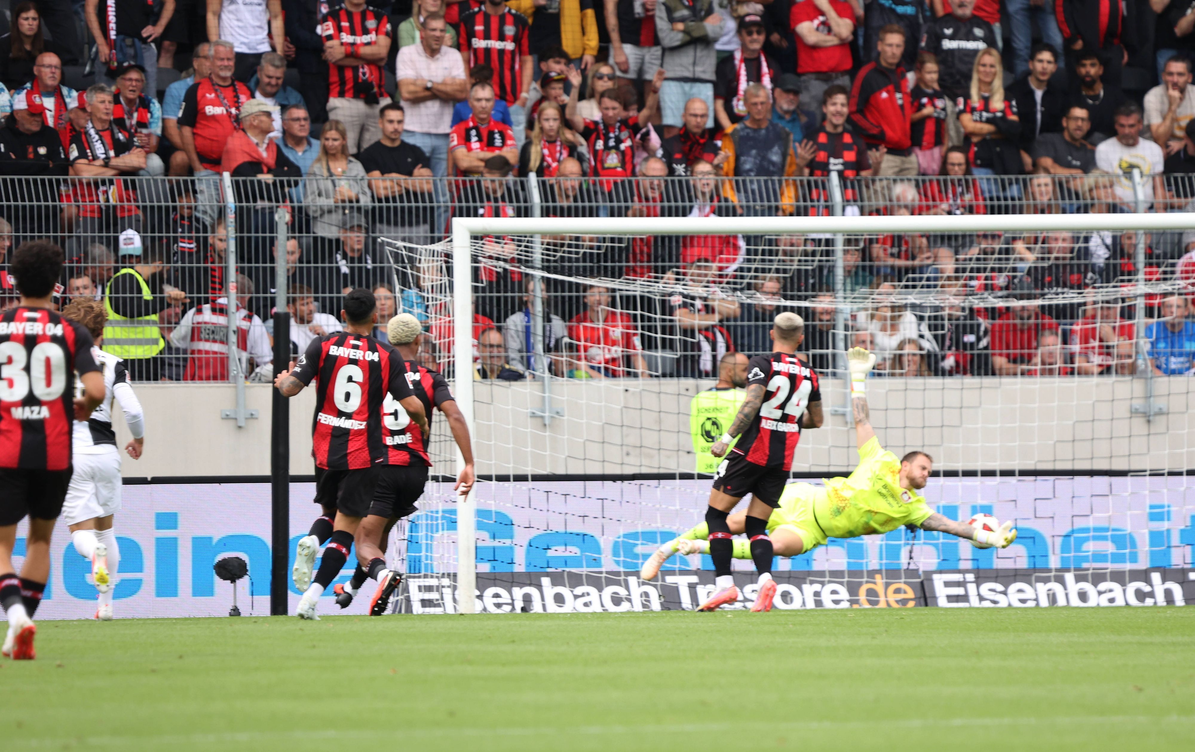 29.08.2026, Fussball, Herren, 1. Bundesliga, Saison 2026/2027, SV 07 Elversberg - Bayer 04 Leverkusen, Cole Campbell SV 07 Elversberg erzielt gegen Mark Flekken Bayer 04 Leverkusen das Tor zum 2:0 Elversberg Ursapharm-Arena an der Kaiserlinde Saarland Deutschland *** August 29, 2026, Soccer, Men s, Bundesliga 1, 20262027 Season, SV 07 Elversberg vs. Bayer 04 Leverkusen, Cole Campbell of SV 07 Elversberg scores the goal to make it 20 against Mark Flekken of Bayer 04 Leverkusen at the Ursapharm Arena in Kaiserlinde, Saarland, Germany Copyright: xSebastianxBachx