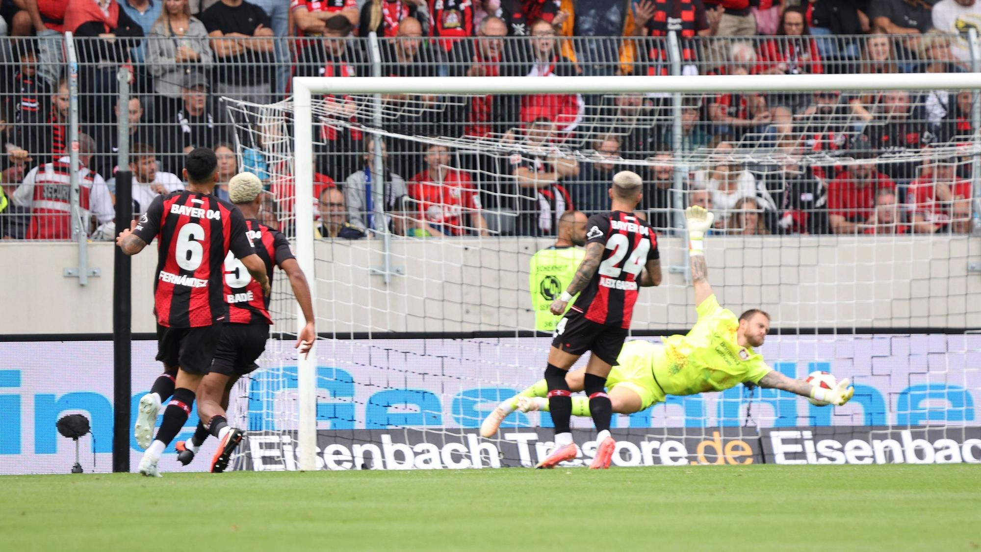 29.08.2026, Fussball, Herren, 1. Bundesliga, Saison 2026/2027, SV 07 Elversberg - Bayer 04 Leverkusen, Cole Campbell SV 07 Elversberg erzielt gegen Mark Flekken Bayer 04 Leverkusen das Tor zum 2:0 Elversberg Ursapharm-Arena an der Kaiserlinde Saarland Deutschland *** August 29, 2026, Soccer, Men s, Bundesliga 1, 20262027 Season, SV 07 Elversberg vs. Bayer 04 Leverkusen, Cole Campbell of SV 07 Elversberg scores the goal to make it 20 against Mark Flekken of Bayer 04 Leverkusen at the Ursapharm Arena in Kaiserlinde, Saarland, Germany Copyright: xSebastianxBachx