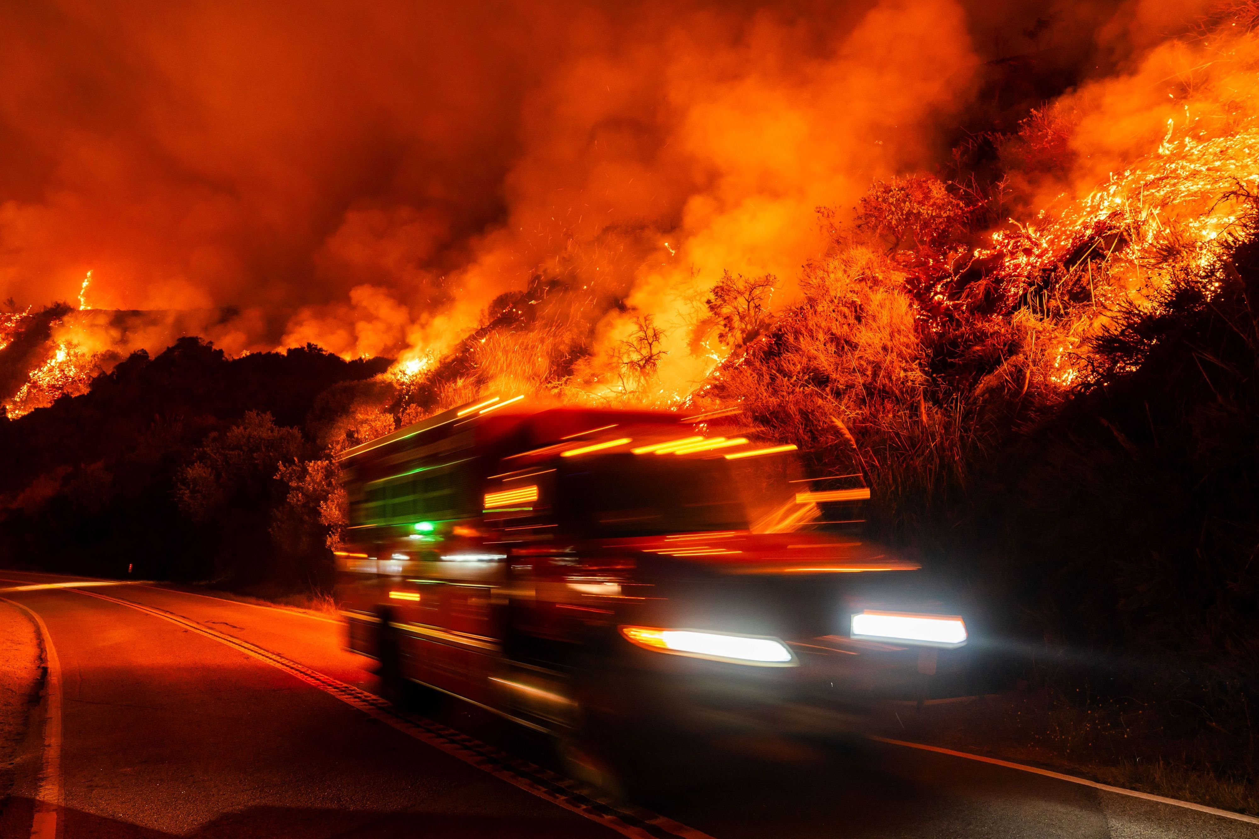 29.08.2026, USA, Big Sur: Ein Feuerwehrauto fährt vorbei, während sich in Big Sur, Kalifornien, ein Waldbrand namens „Plaskett Fire“ in Richtung Highway 1 ausbreitet. Foto: Ethan Swope/FR171736 AP/AP/dpa +++ dpa-Bildfunk +++