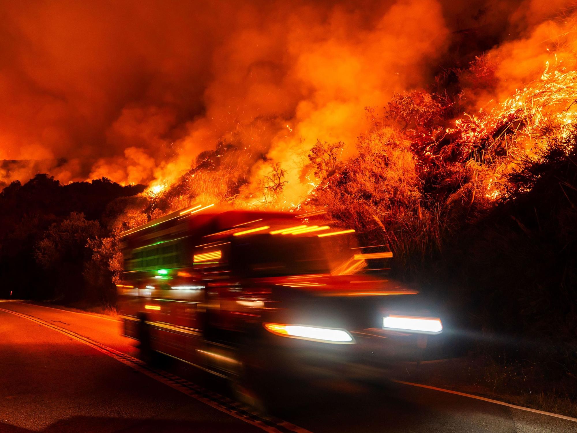 29.08.2026, USA, Big Sur: Ein Feuerwehrauto fährt vorbei, während sich in Big Sur, Kalifornien, ein Waldbrand namens „Plaskett Fire“ in Richtung Highway 1 ausbreitet. Foto: Ethan Swope/FR171736 AP/AP/dpa +++ dpa-Bildfunk +++
