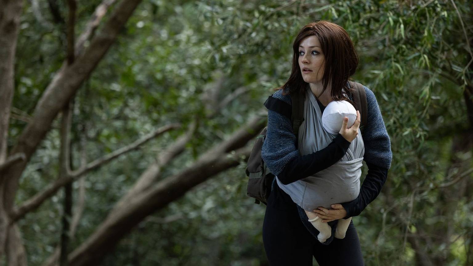 Ida (Ella Øverbye) begibt sich mit ihrem Baby auf eine riskante Flucht, die sie teilweise mit dem Auto, dem Boot und zu Fuß durch den Regenwald zurücklegen muss, (Bild: NDR/Charlie Sperring)