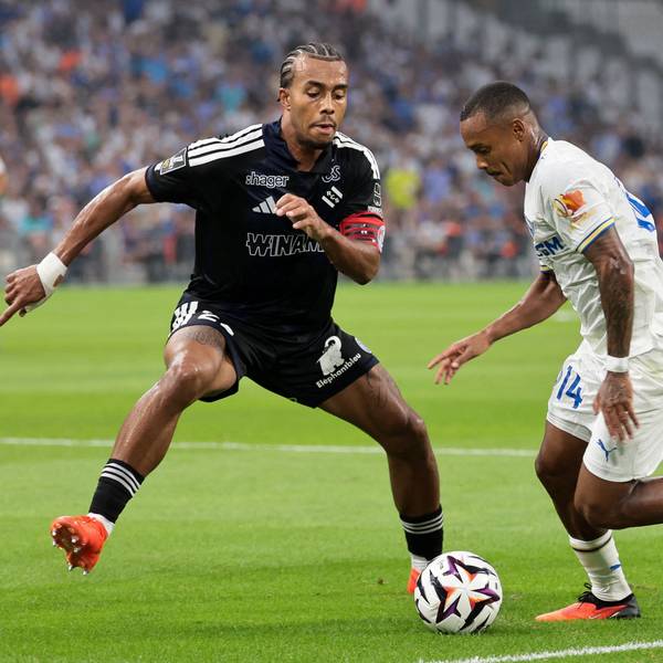 Strasbourg's Ivorian defender #22 Guela Doue (L) fights for the ball with Marseille's Brazilian forward #14 Igor Paixao during the French L1 football match between Olympique de Marseille (OM) and RC Strasbourg Alsace at the Stade Velodrome in Marseille, south-eastern France on August 21, 2026. (Photo by Pascal POCHARD-CASABIANCA / AFP)