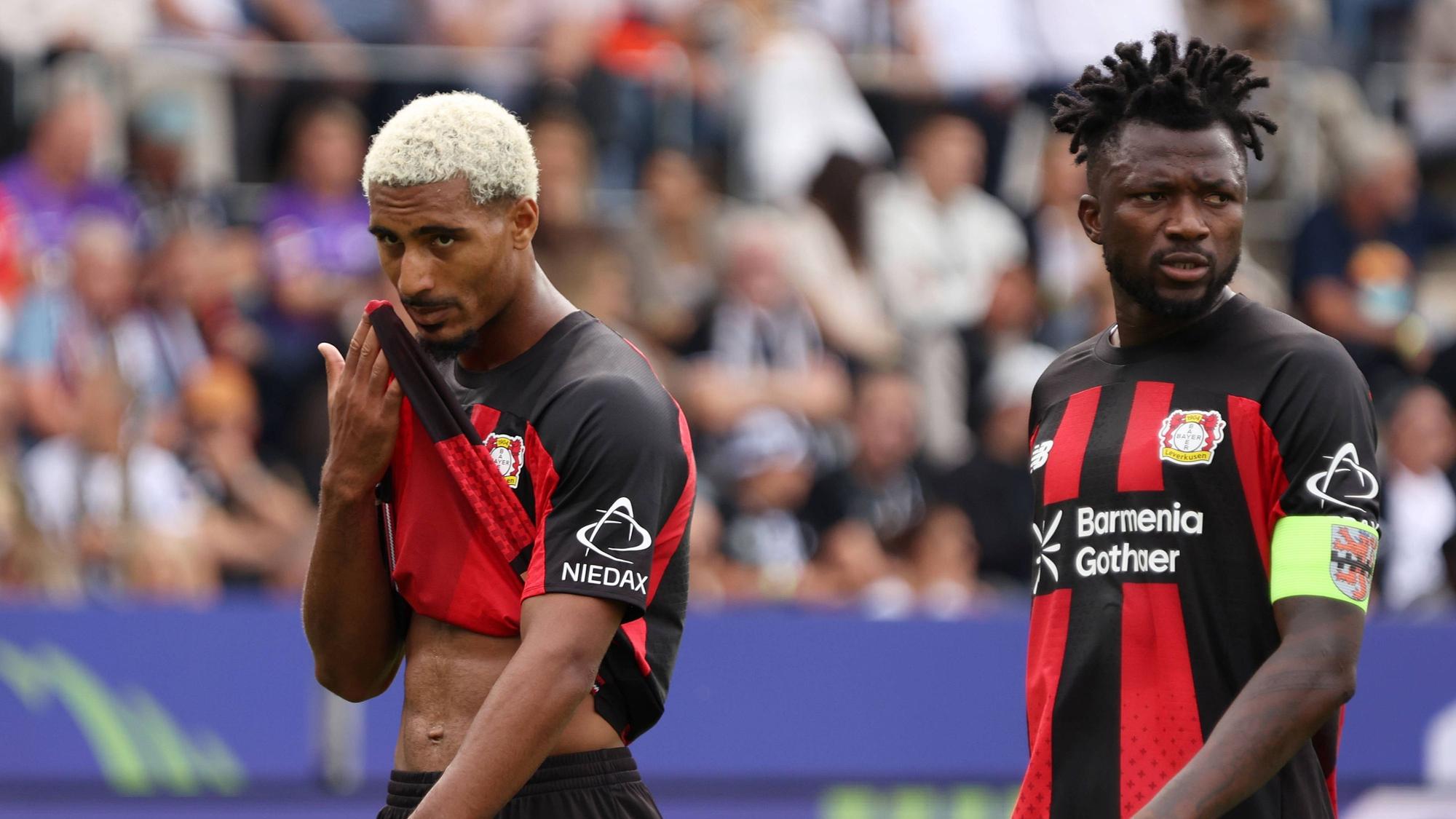 29.08.2026, Fussball, Herren, 1. Bundesliga, Saison 2026/2027, SV 07 Elversberg - Bayer 04 Leverkusen, Enttäuschung bei Loic Bade Bayer 04 Leverkusen und Edmond Tapsoba Bayer 04 Leverkusen Elversberg Ursapharm-Arena an der Kaiserlinde Saarland Deutschland *** August 29, 2026, Soccer, Men s, Bundesliga 1, 20262027 Season, SV 07 Elversberg vs. Bayer 04 Leverkusen, Disappointment for Loic Bade Bayer 04 Leverkusen and Edmond Tapsoba Bayer 04 Leverkusen at the Ursapharm Arena in Elversberg on the Kaiserlinde, Saarland, Germany Copyright: xSebastianxBachx