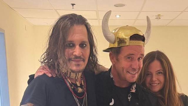 Lorenz Büffel überreicht Johnny Depp Platin