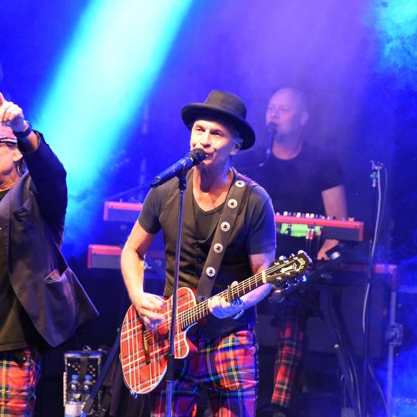 Die Band Brings auf einer Bühne.