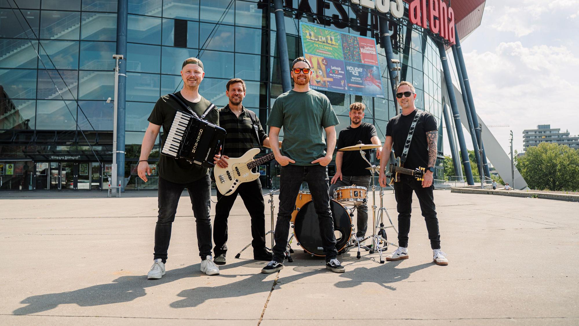 Die Band Miljö steht vor der Lanxess-Arena.