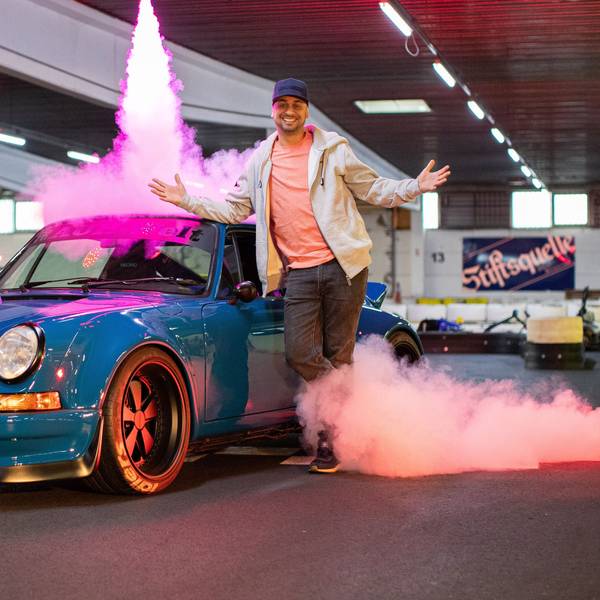 Tuningprofi Jean Pierre „JP“ Kraemer posiert im Daytona Kart-Center vor einem Porsche RWB Backdate. (Archivbild)