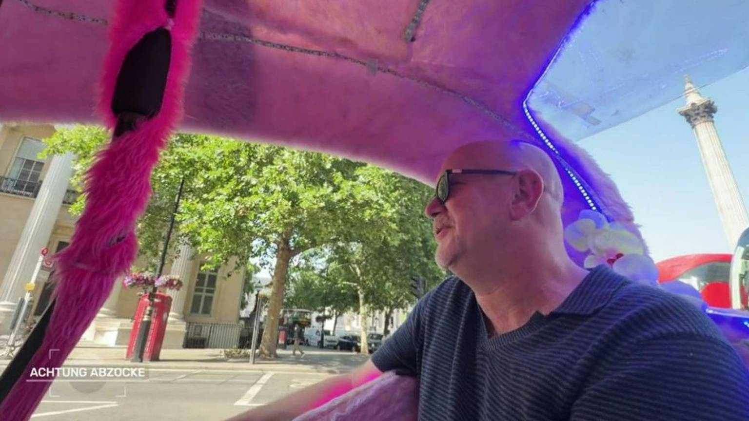 Bei einer Taxi-Fahrt durch London entgeht Giesel nichts. Auch nicht die „Wodkafahne“ des Fahrers. (Bild: Joyn)