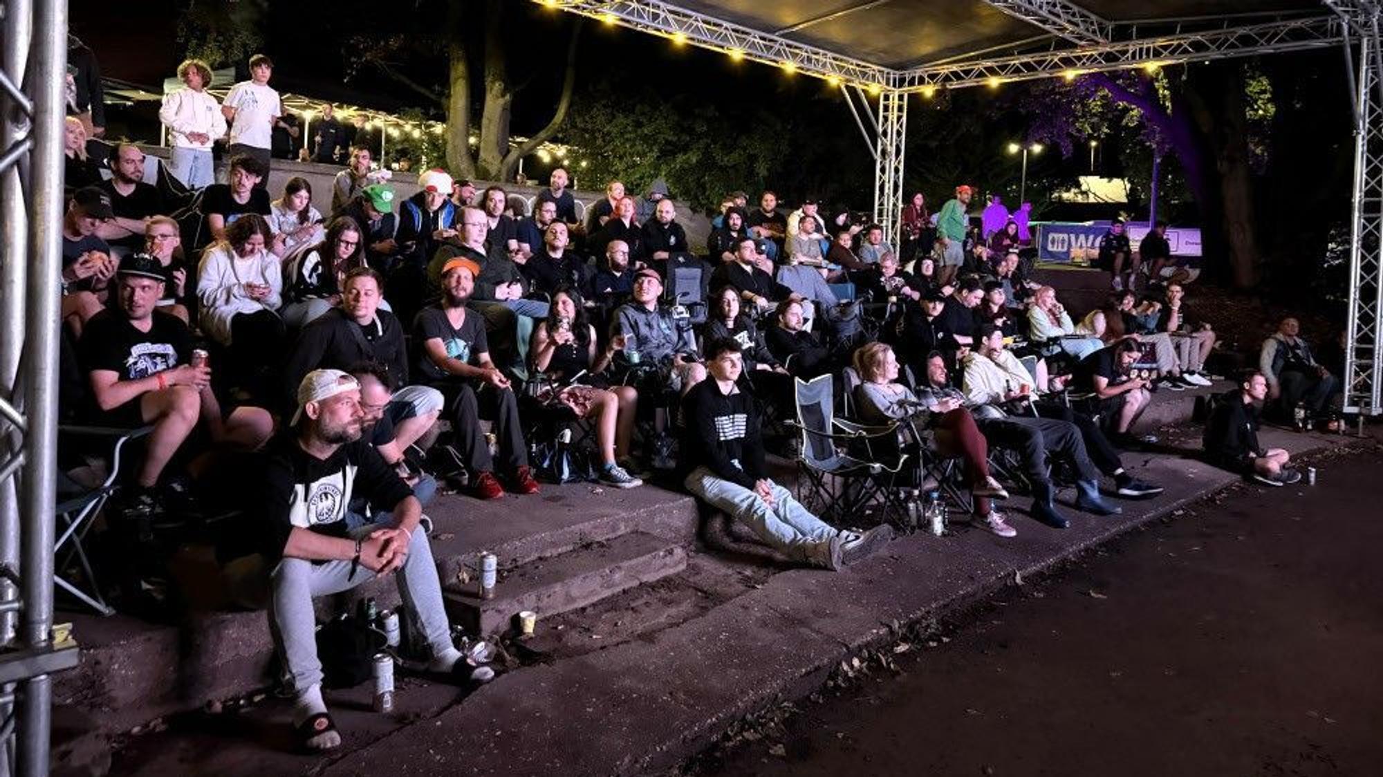 Besucherinnen und Besucher des gamescomCamps im Kölner Jugendpark.
