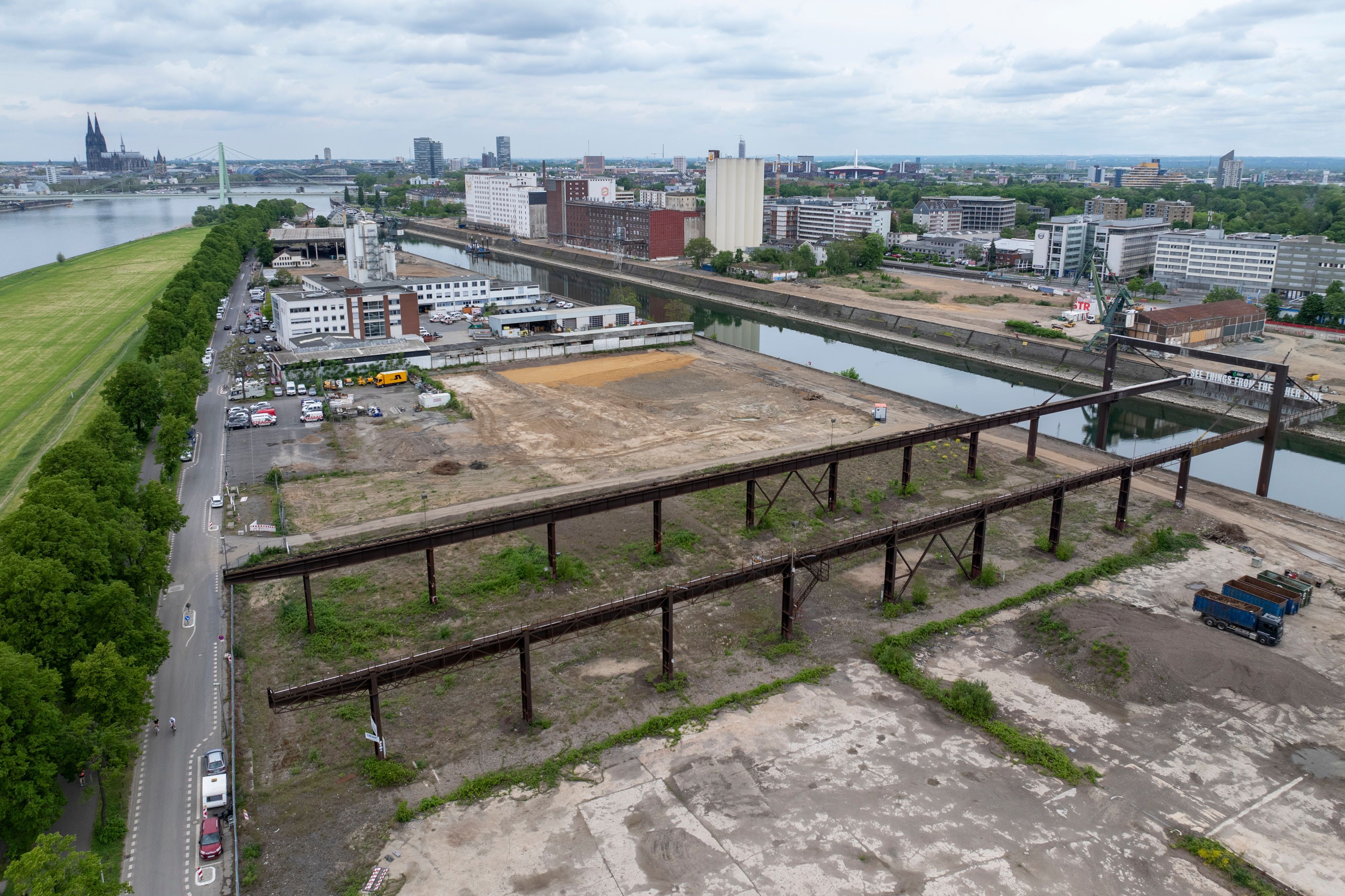 Blick auf das Gelände rund um den Deutzer Hafen, wo ein neuer Stadtteil entstehen soll.