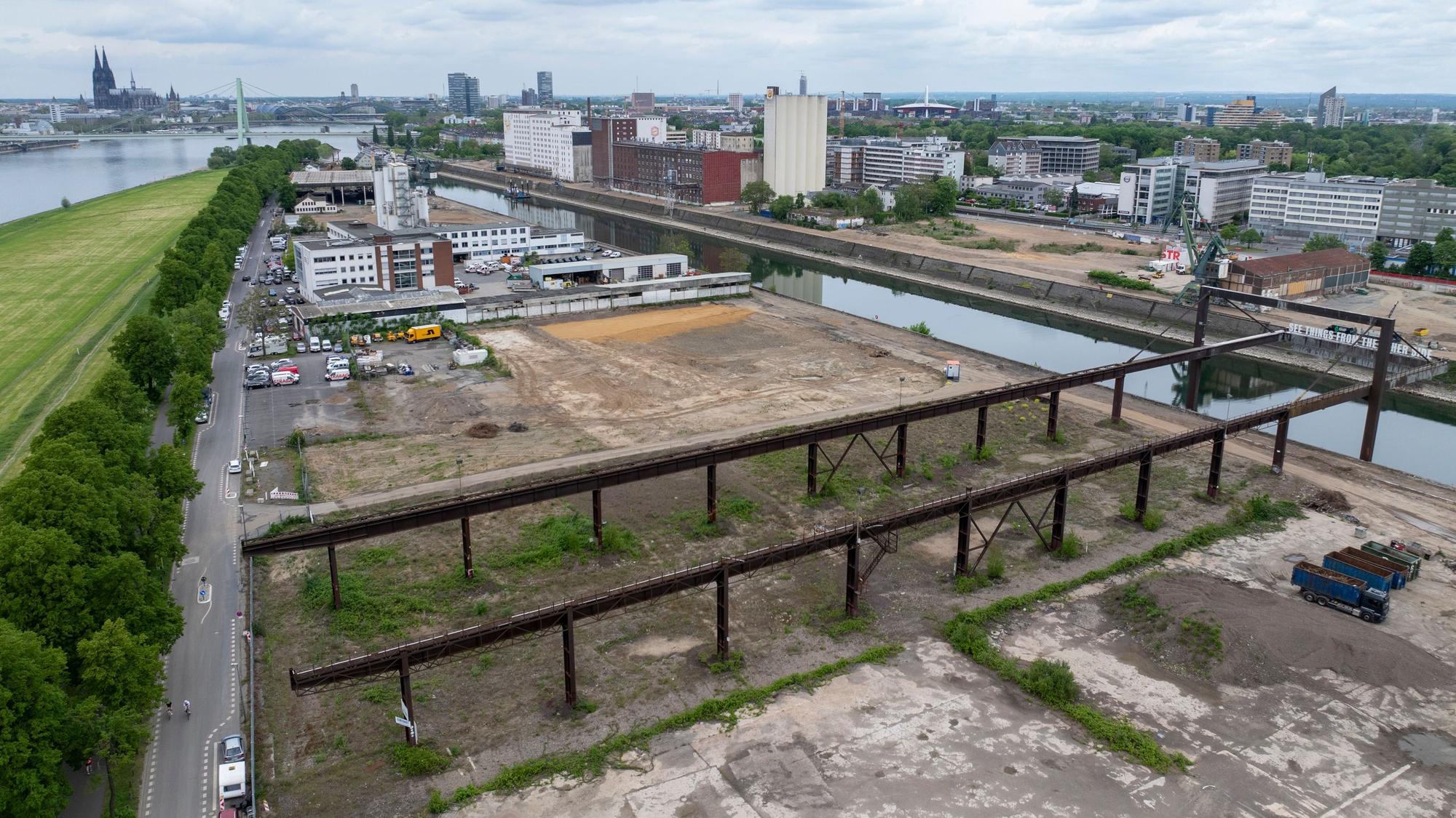 Blick auf das Gelände rund um den Deutzer Hafen, wo ein neuer Stadtteil entstehen soll.