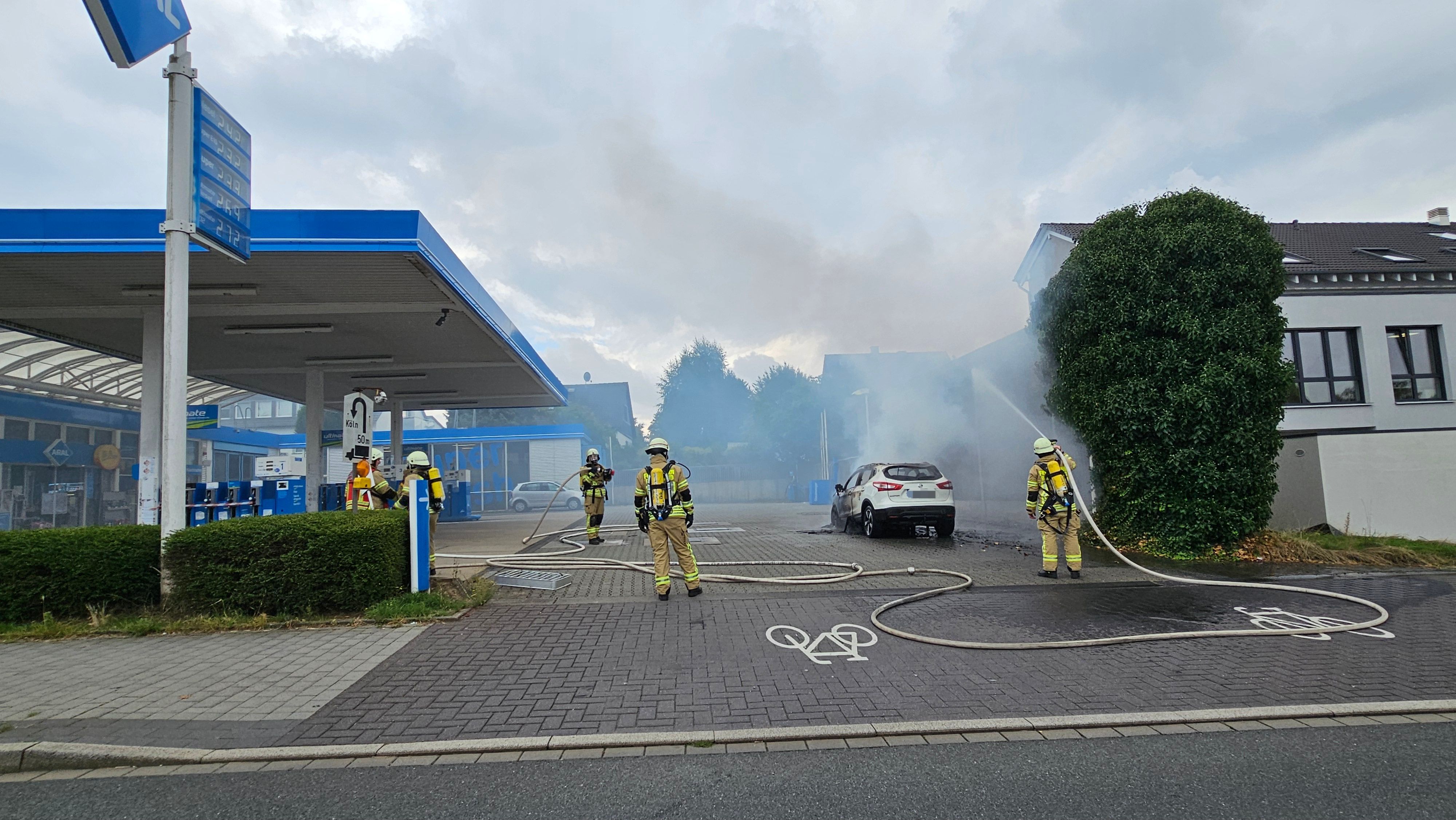 Die Feuerwehr Burscheid im Einsatz auf der Aral-Tankstelle Hilgen