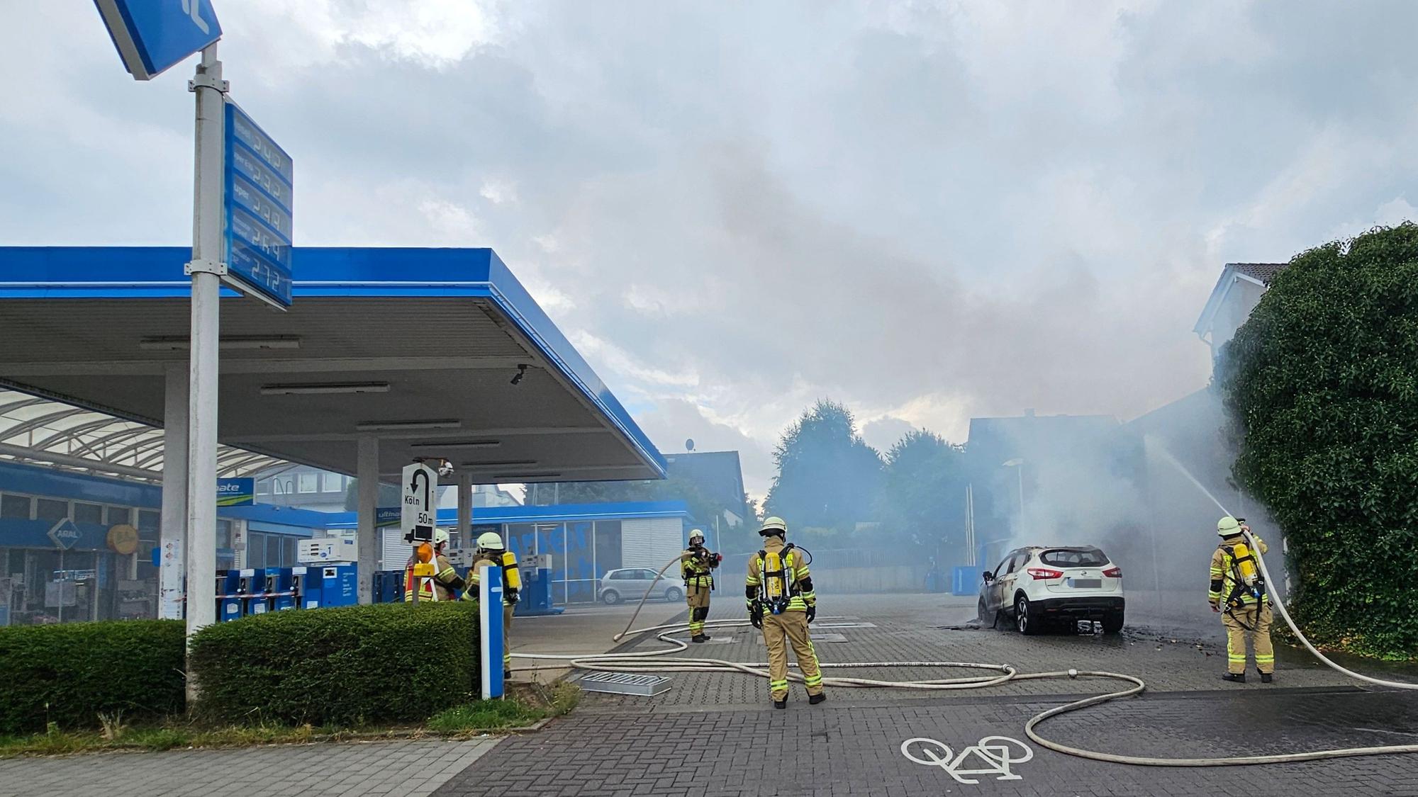 Die Feuerwehr Burscheid im Einsatz auf der Aral-Tankstelle Hilgen