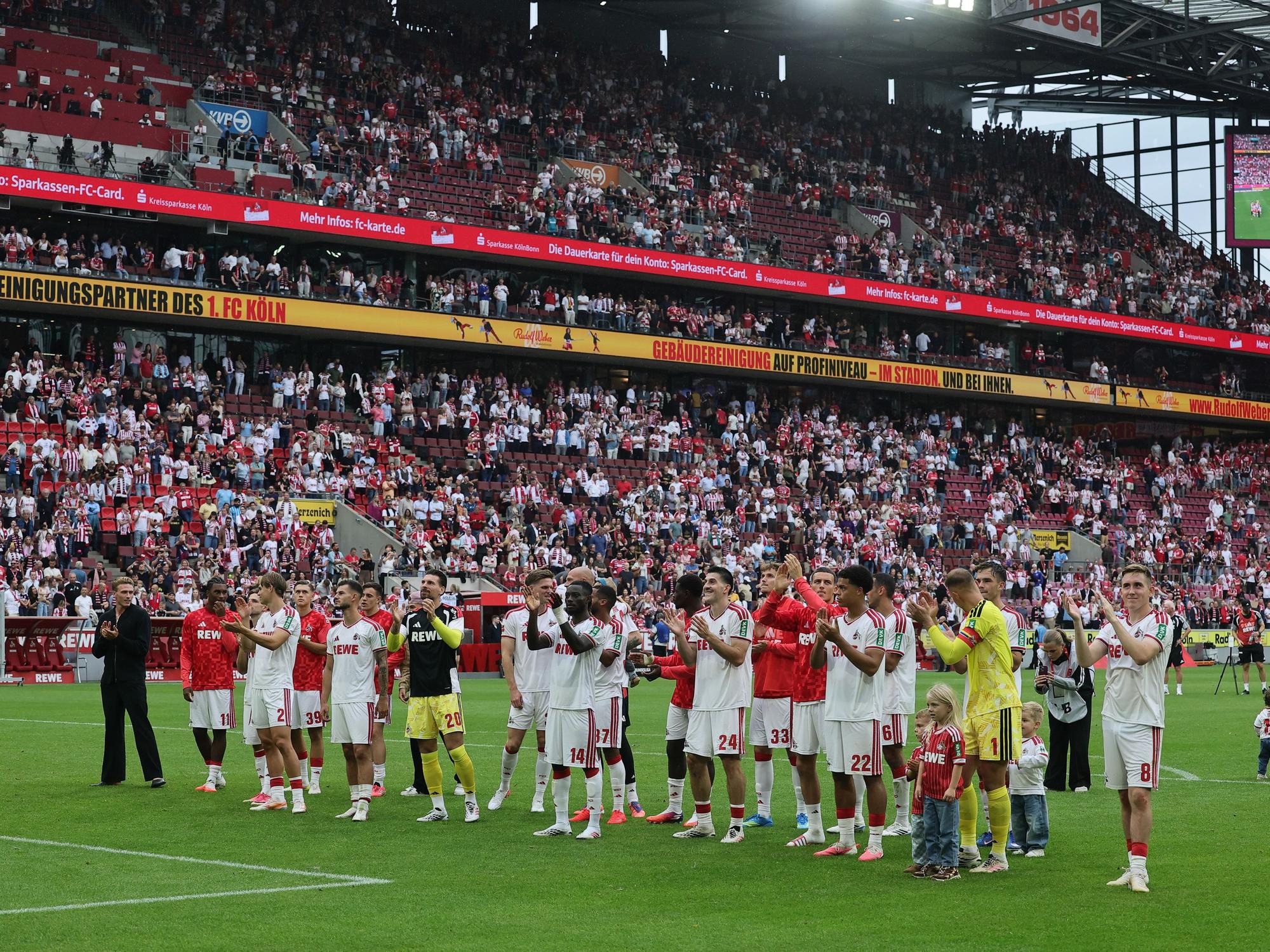 Die FC-Profis stehen vor der Südkurve und applaudieren.