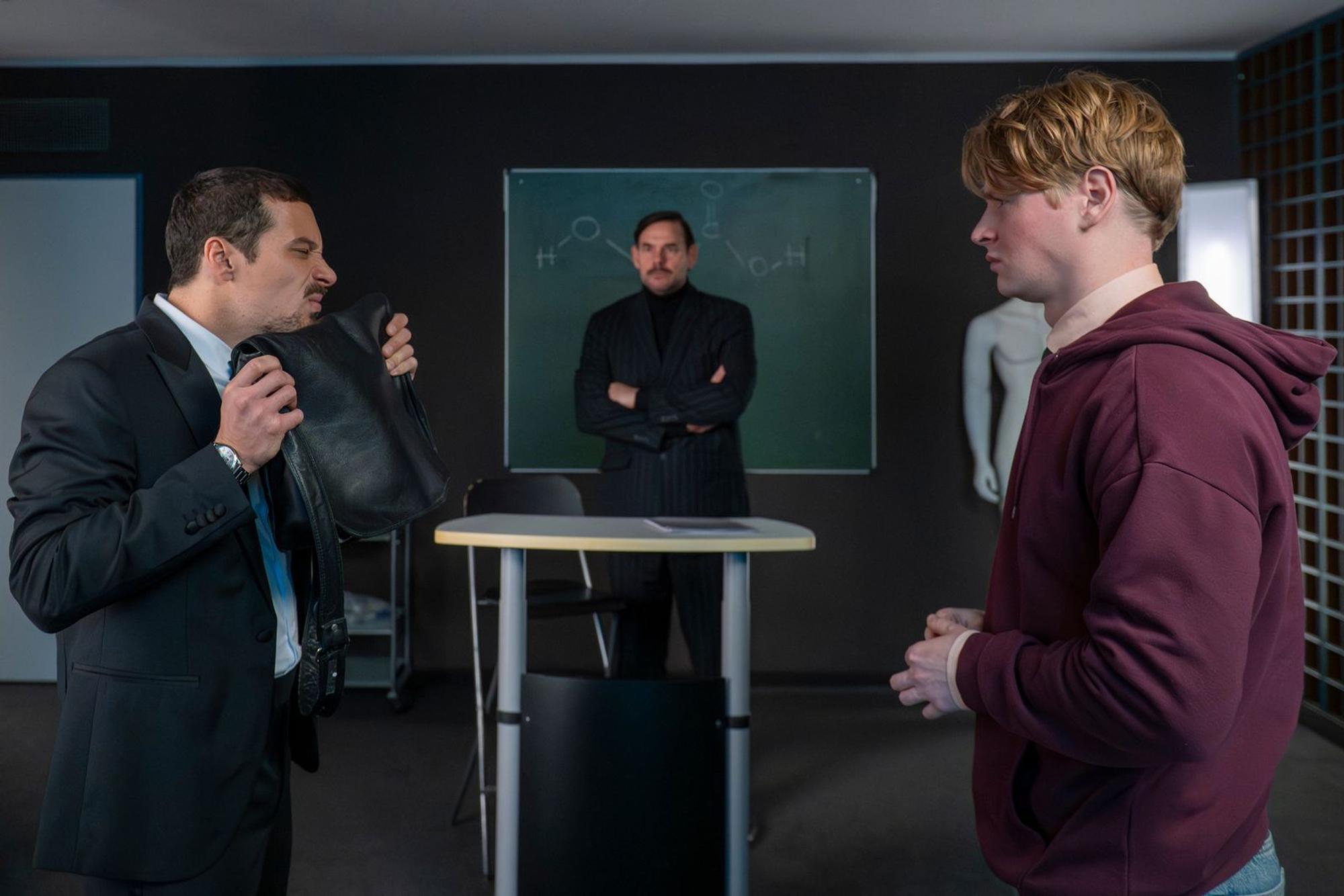 Andi (Klaus Steinbacher, links) und Asel (Lukas Zumbrock (rechts) absolvieren unter den strengen Augen von Ausbilder Kocabays (Alexander Beyer) eine Übung. (Bild: ZDF und susanne bernhard)