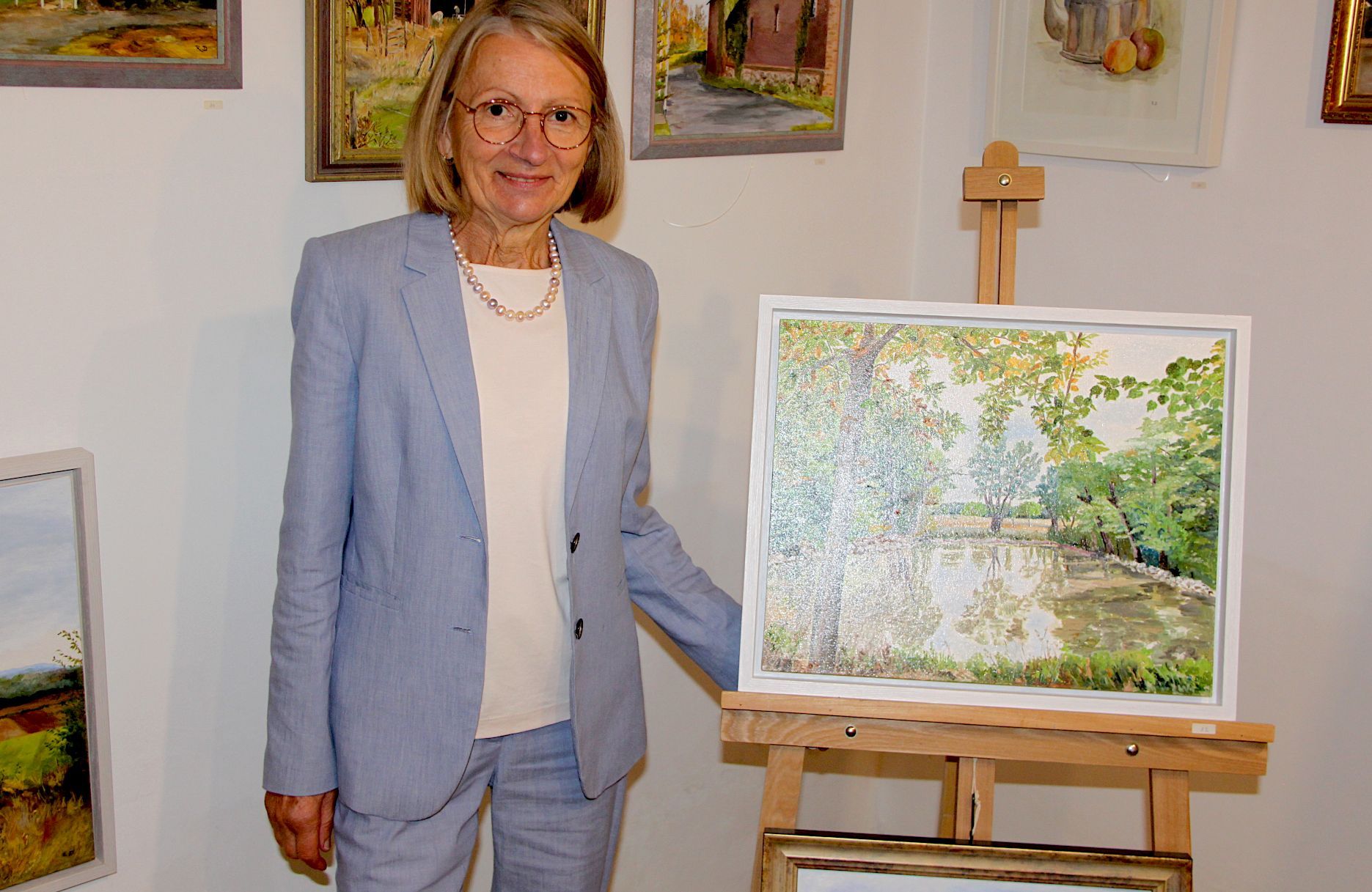 Renate Dübler steht an einem ihrer Bilder.