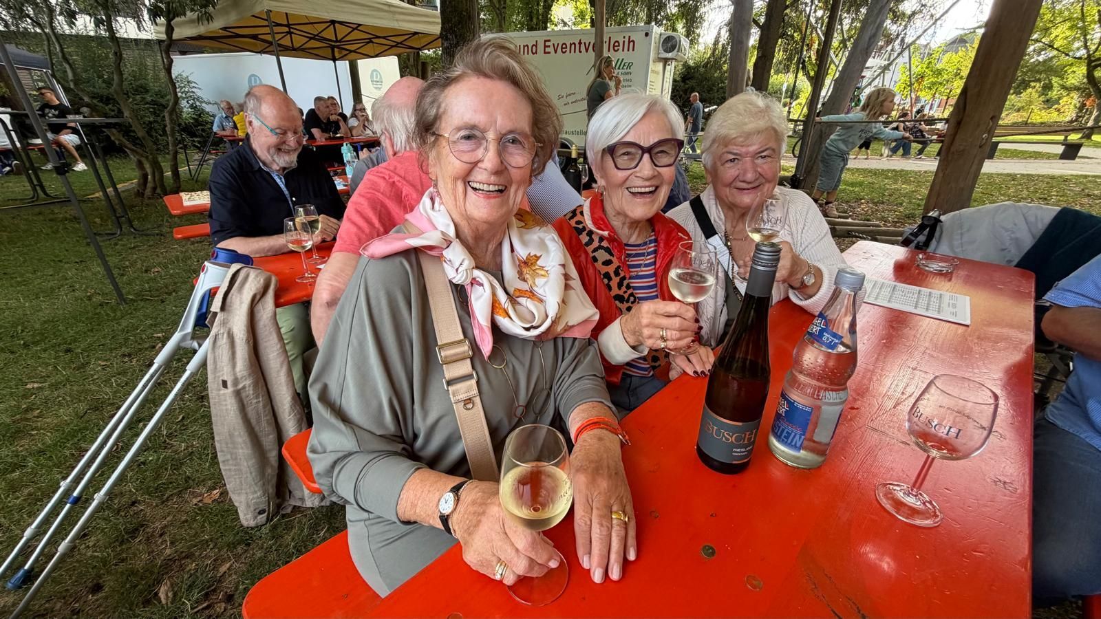 „Ich trinke immer trockene Weine“, sagt Anne Kirsch. Sie besucht mit ihren Freundinnen Sigrid Franke und Gudrun Bäumerich das Winzerfest.
