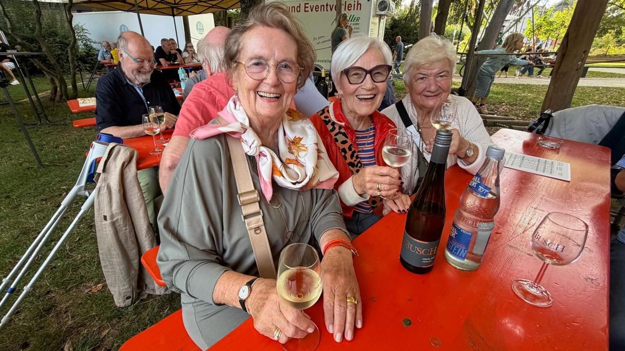 „Ich trinke immer trockene Weine“, sagt Anne Kirsch. Sie besucht mit ihren Freundinnen Sigrid Franke und Gudrun Bäumerich das Winzerfest.