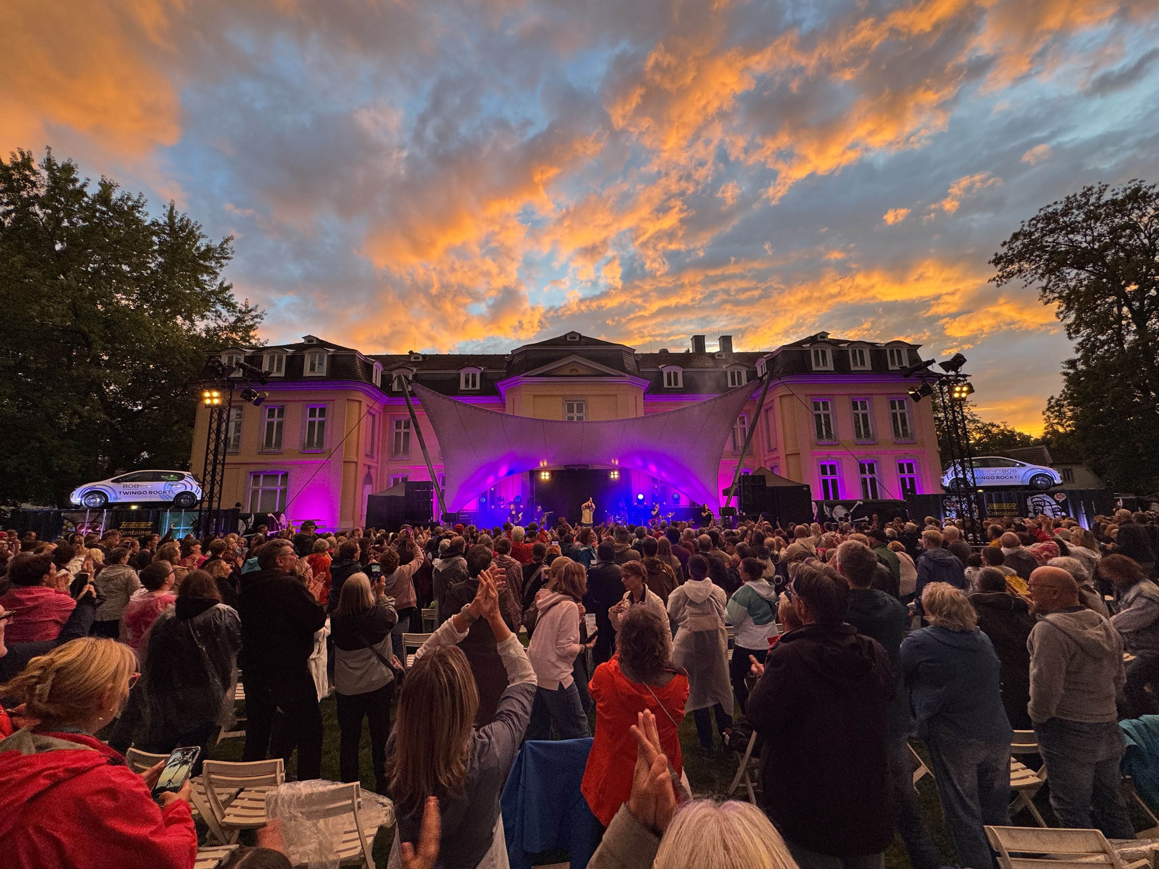 Eine Band spielt vor Publikum am Schloss Morsbroich.