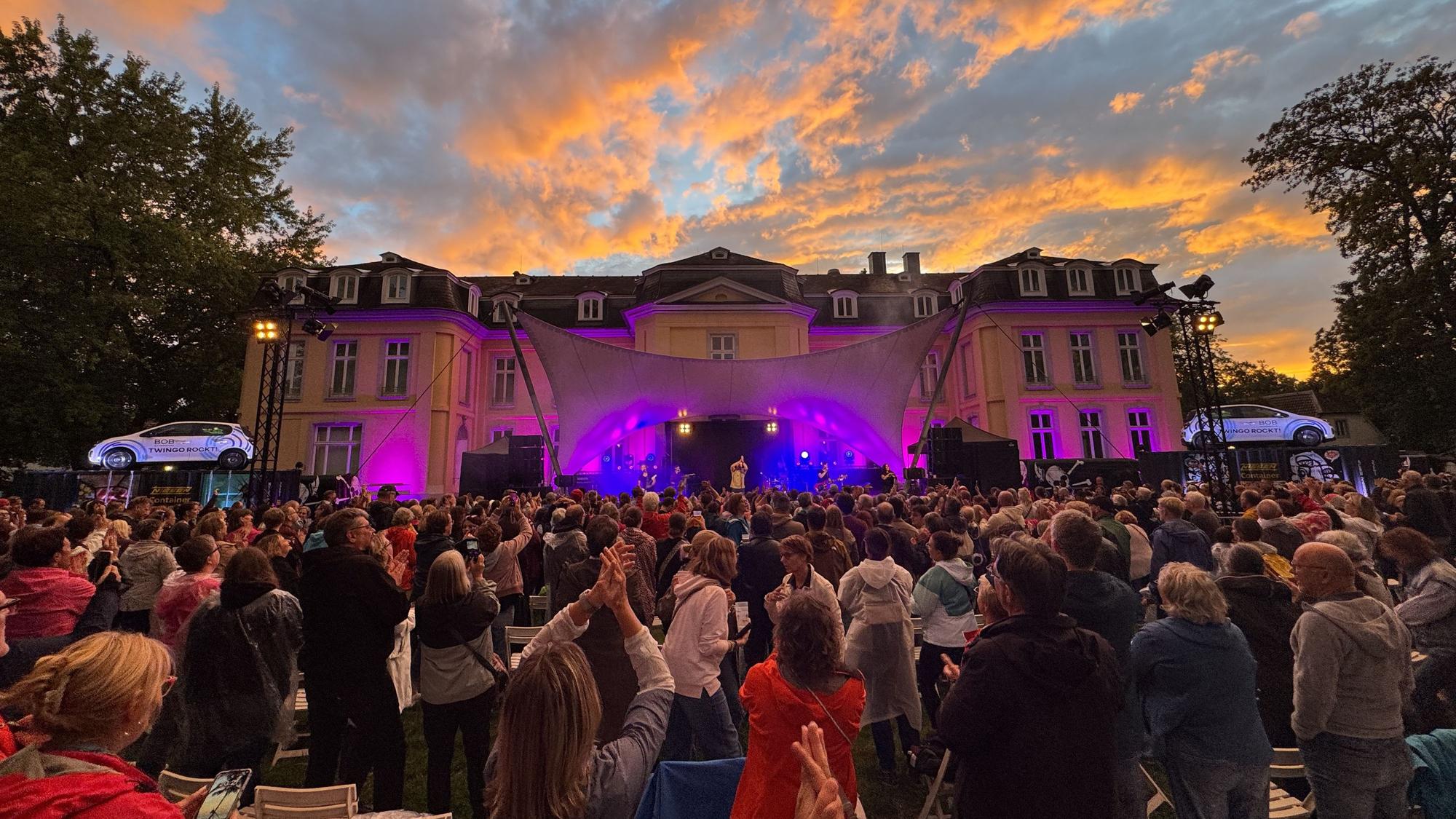 Eine Band spielt vor Publikum am Schloss Morsbroich.