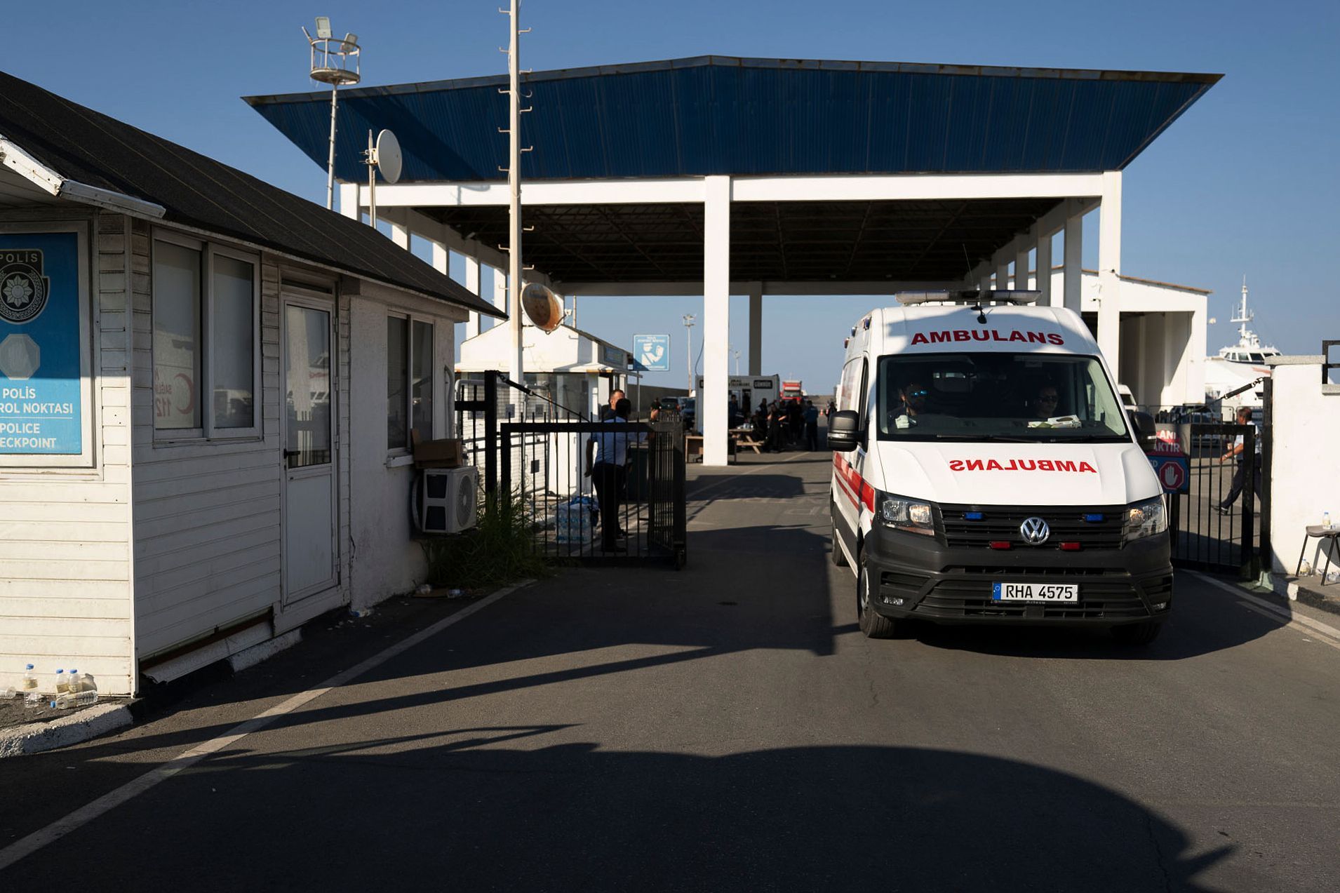 Ein Krankenwagen verlässt den Hafen von Kyrenia im türkisch besetzten Norden Zyperns, nachdem eine Passagierfähre vor der Nordküste der Insel gekentert war.