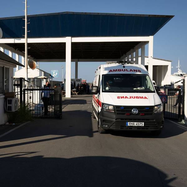 Ein Krankenwagen verlässt den Hafen von Kyrenia im türkisch besetzten Norden Zyperns, nachdem eine Passagierfähre vor der Nordküste der Insel gekentert war.