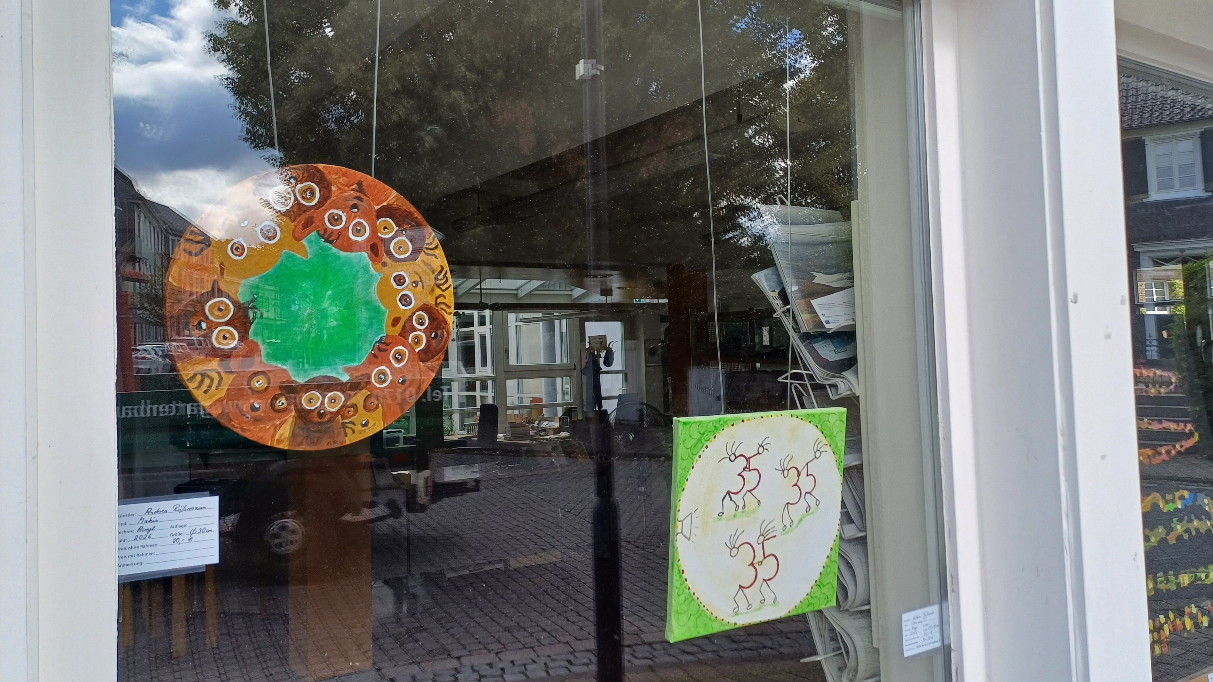 Kunstwerke hängen in einem Schaufenster